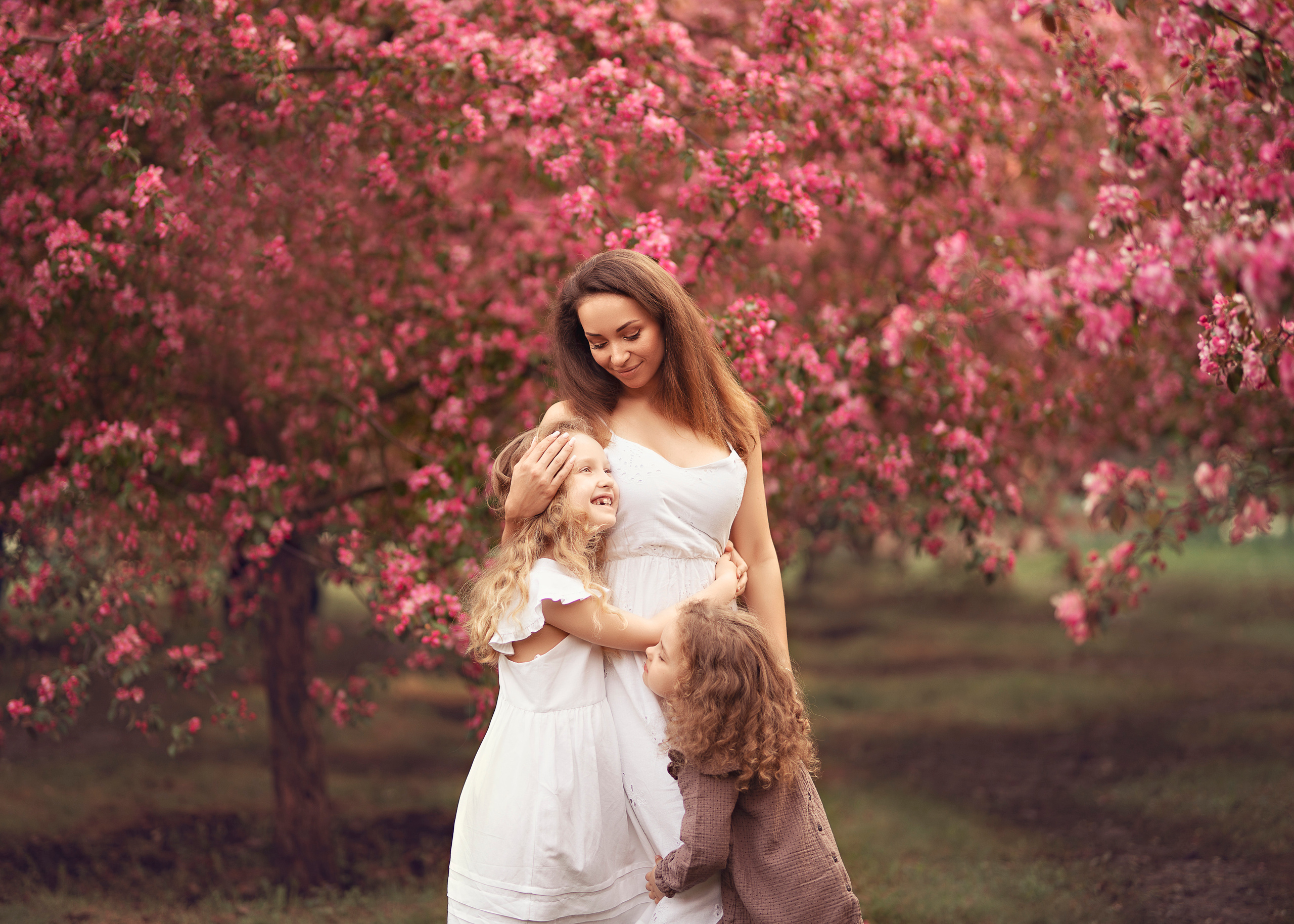 Марина в яблоневом саду. Фотограф Москва Семейные фотосессии Детские фотосессии