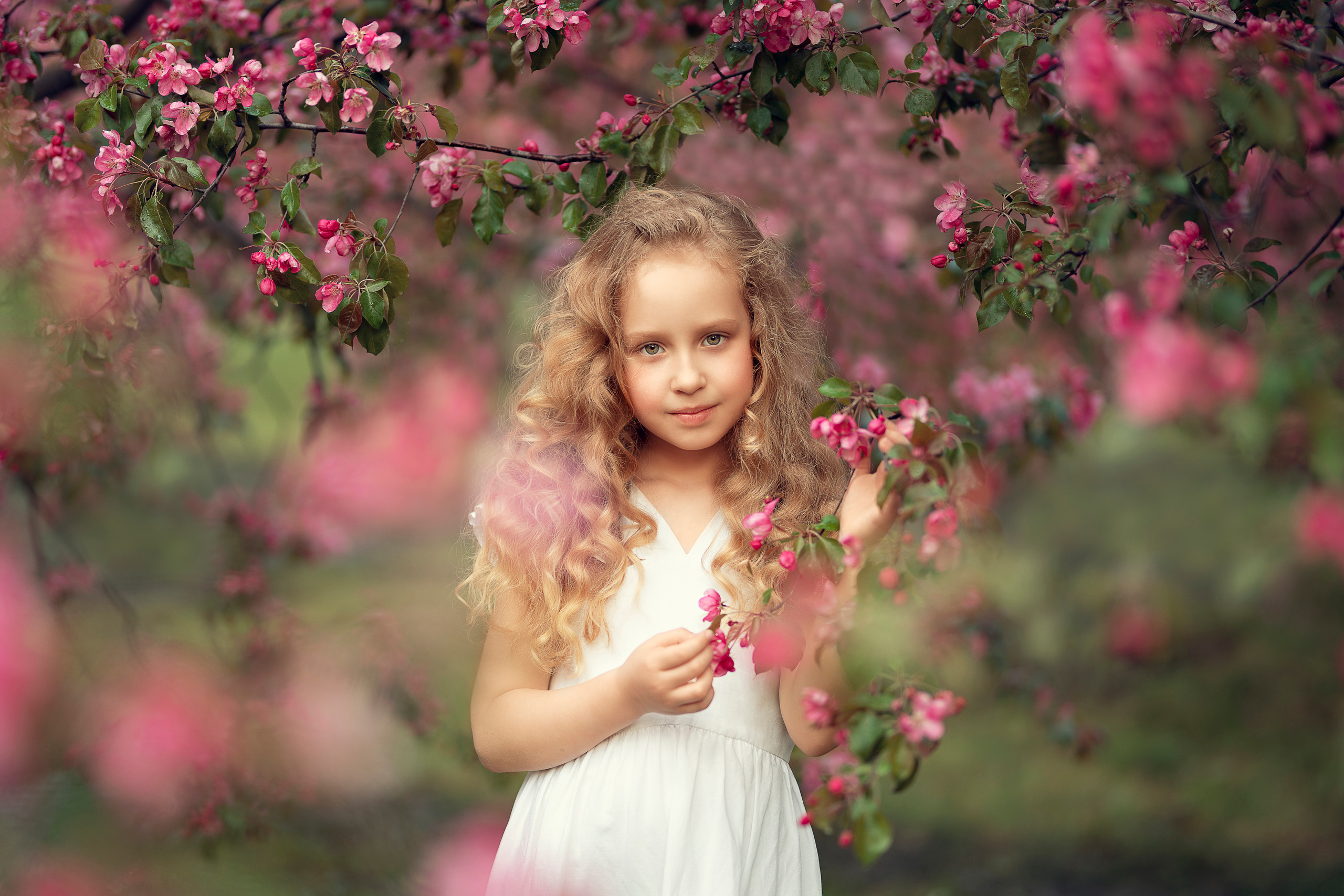 Марина в яблоневом саду. Фотограф Москва Семейные фотосессии Детские фотосессии