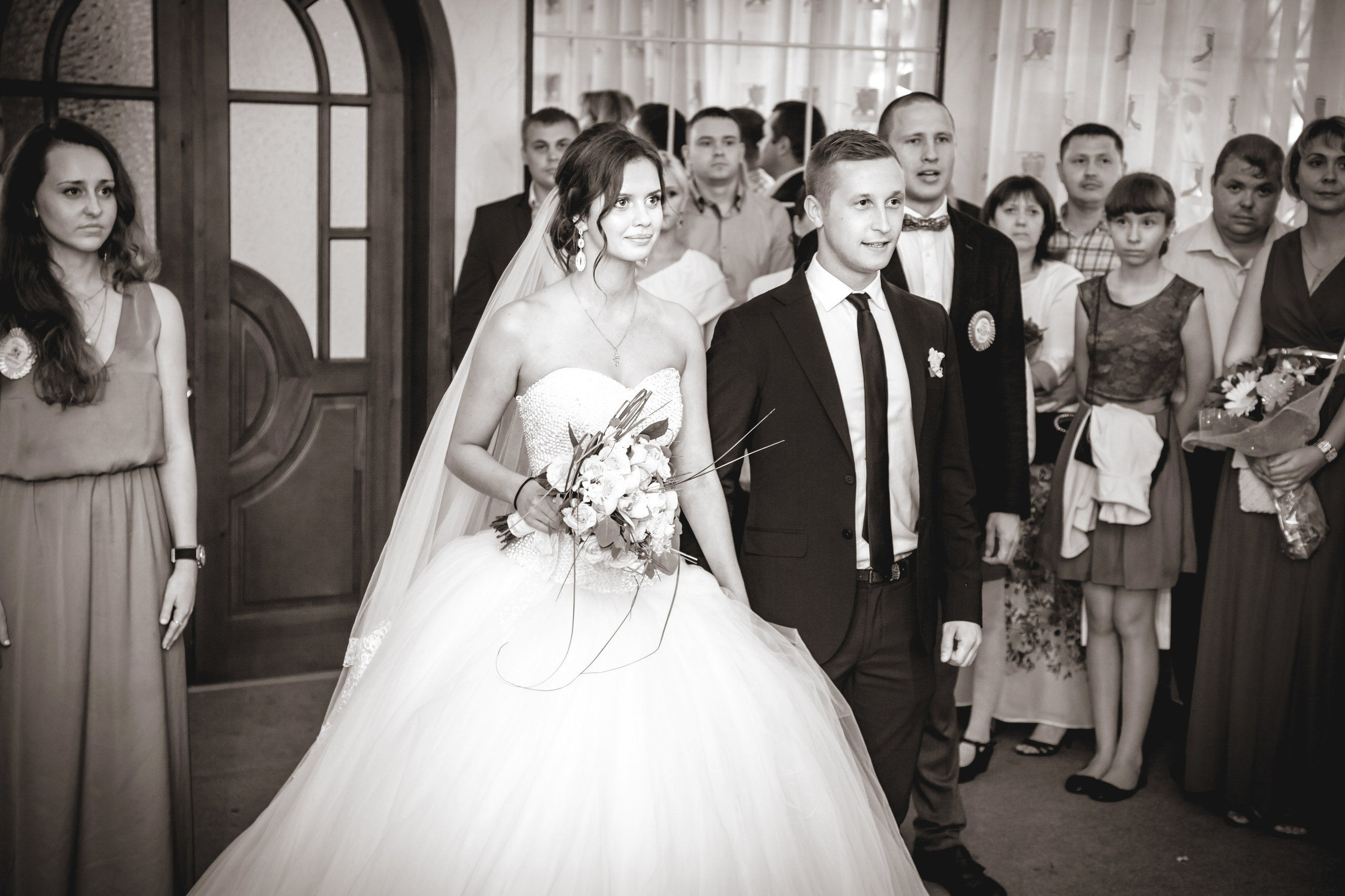 kogan.studio - молодожены стоят перед росписью