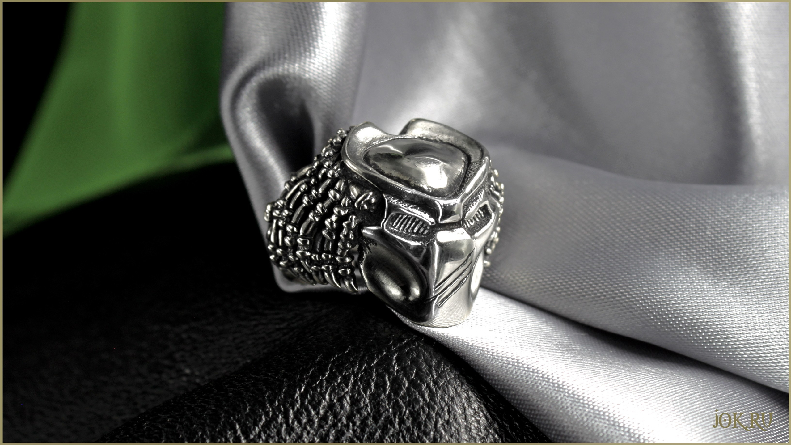 Мужское кольцо на заказ Маска Хищника из фантастического фильма  "Хищники" Вы можете заказать у нас кольцо по индивидуальному дизайну, эскизам, рисункам и даже словесным описаниям. Либо выбрать готовый дизайн мужского кольца Хищник