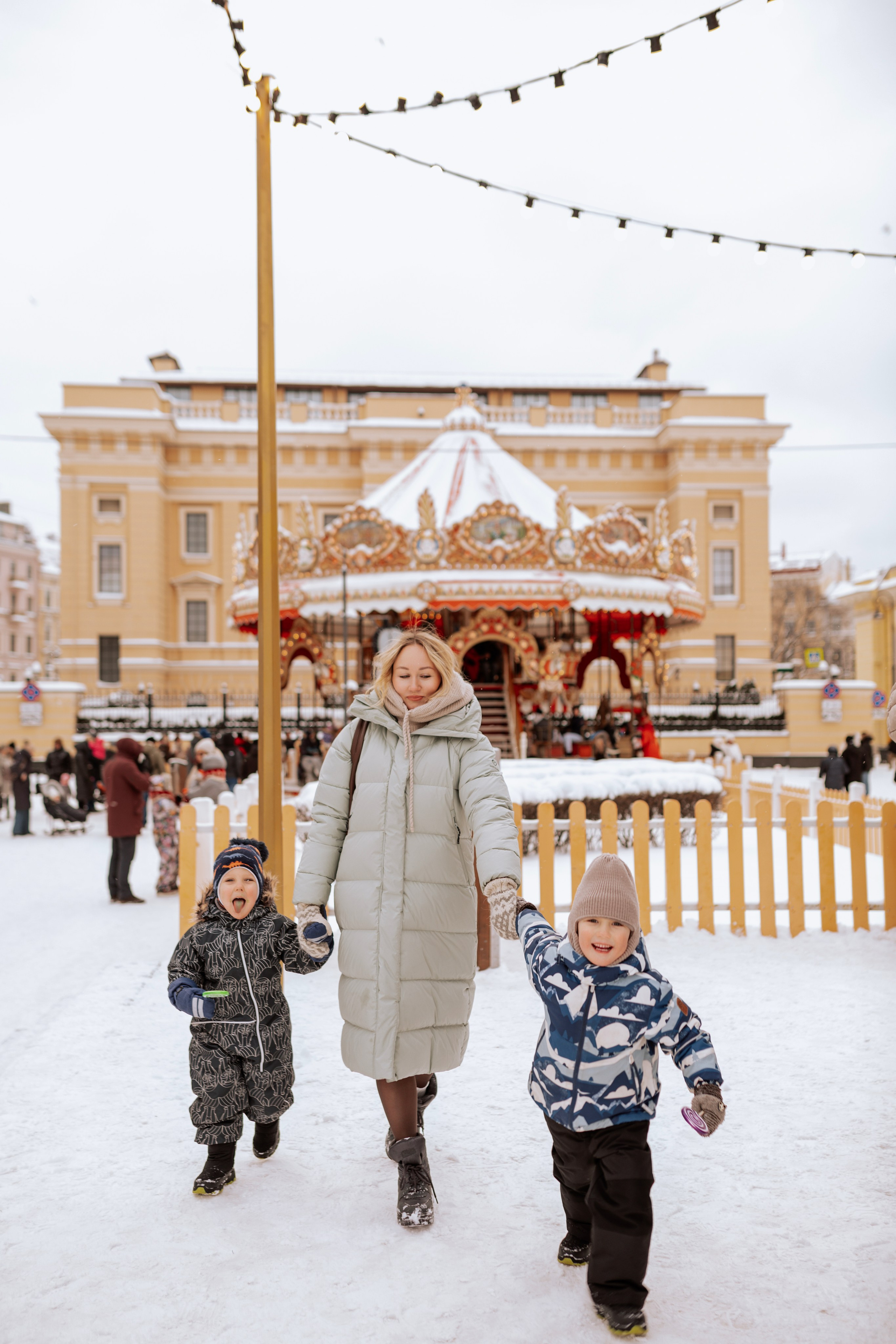 Семейная, Манежная площадь