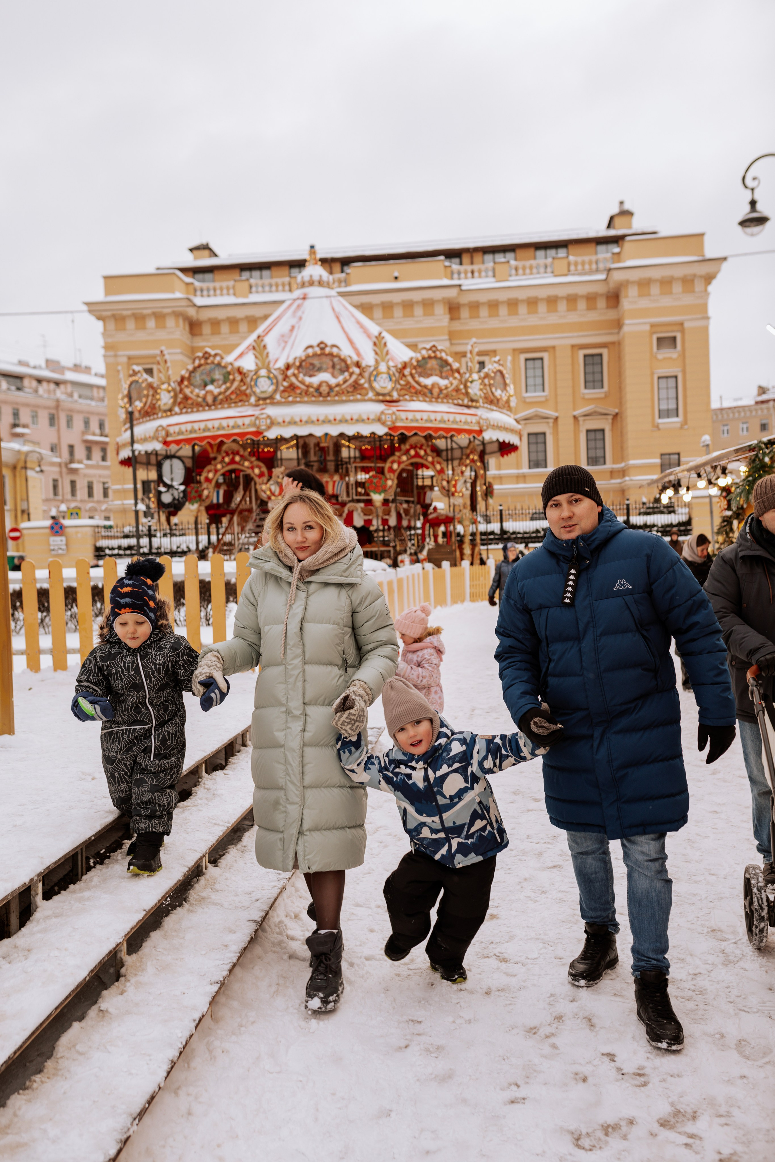 Семейная, Манежная площадь