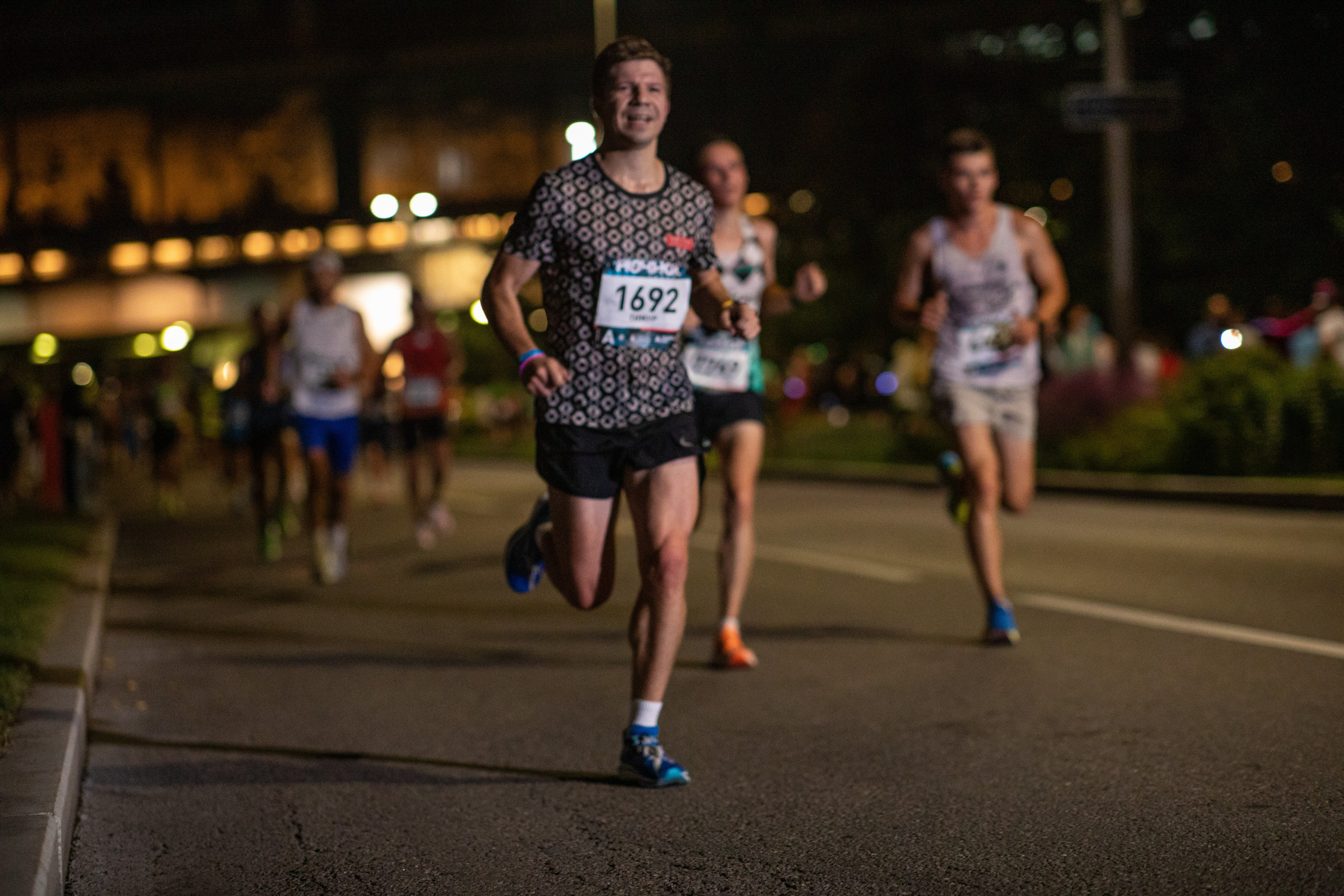 Ночной забег в ленте фотографий бегунов 03.08.24. Фотограф Сергей Ловкий