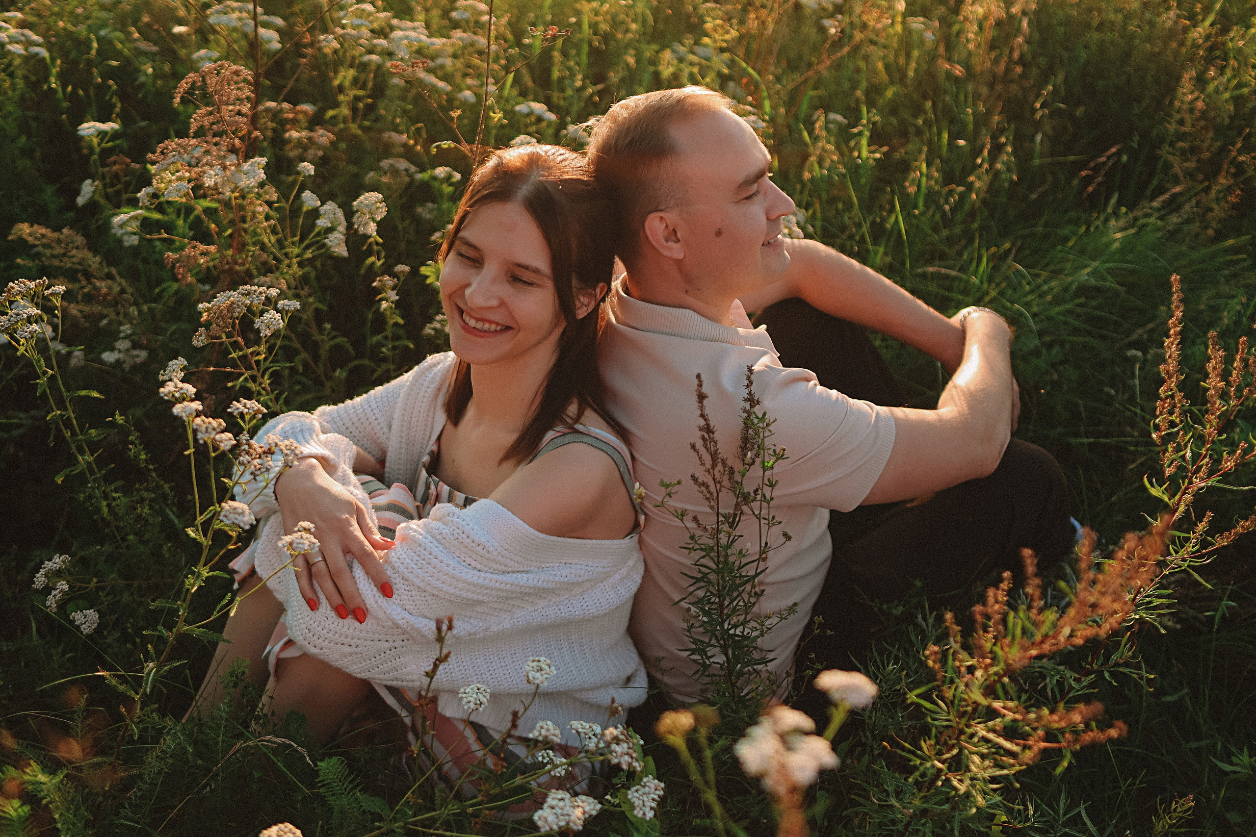 Поле love story на закате. Семейный фотограф Тюмень, фотограф на роды Салмина Мария