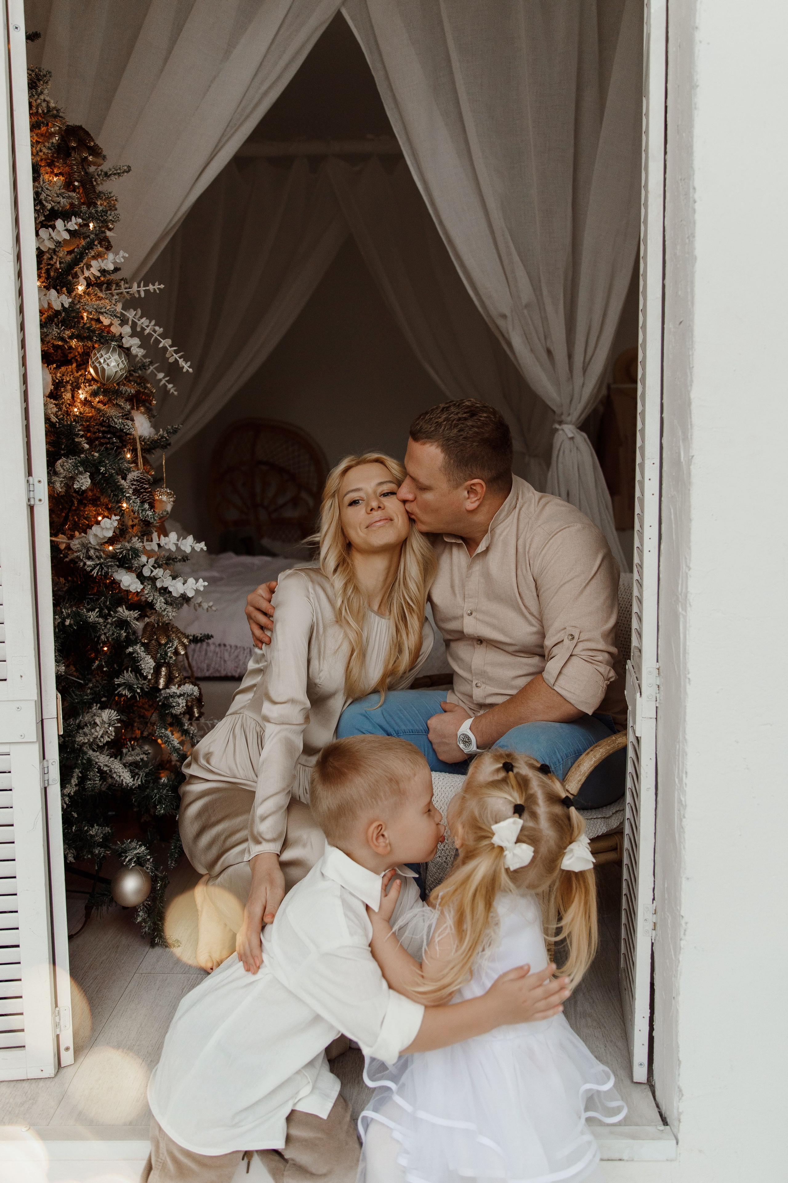 Семейная новогодняя фотосессия в студи Мимика. Фотограф Александра Сыщенко