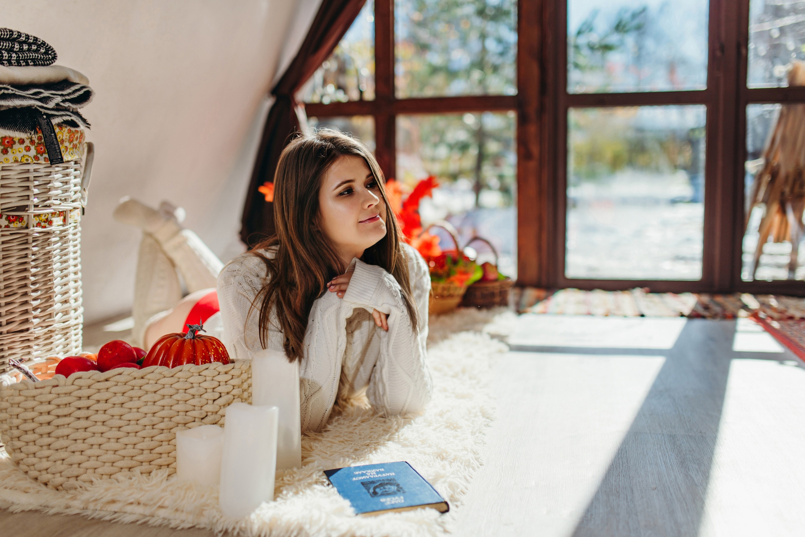 Осенняя фотосессия осенний фотопроект в Иркутске в домике в лесу с верандой