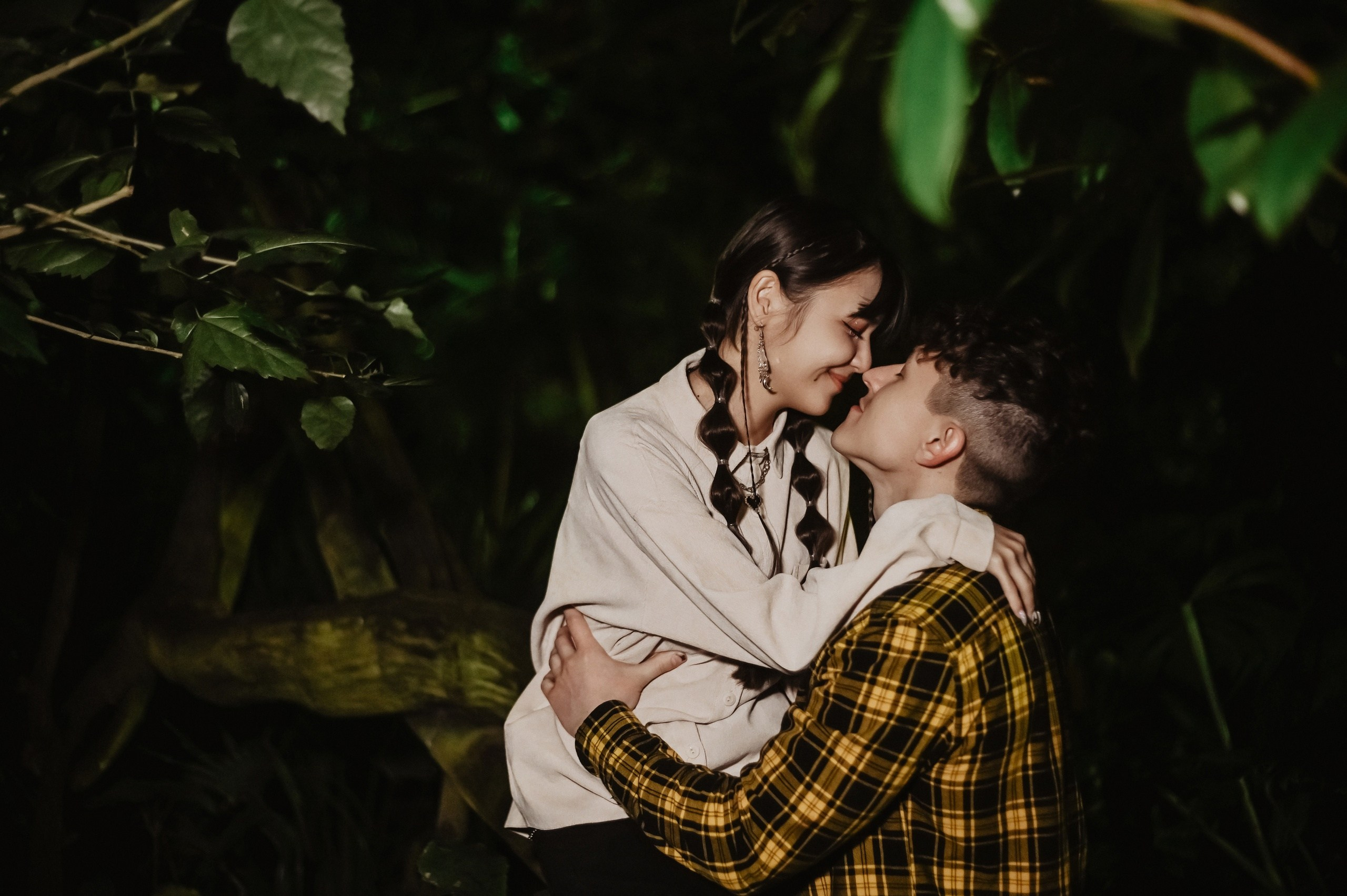 «Предложение руки и сердца» в ботаническом саду вечером. Семейный и свадебный фотограф в г. Уфа Динара