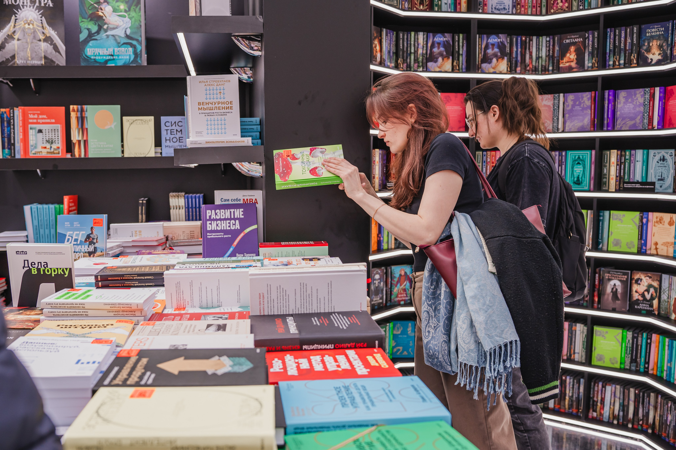 МИФ Non/fictio№ 2025 стенды. Репортажный фотограф Анастасия Рубцова