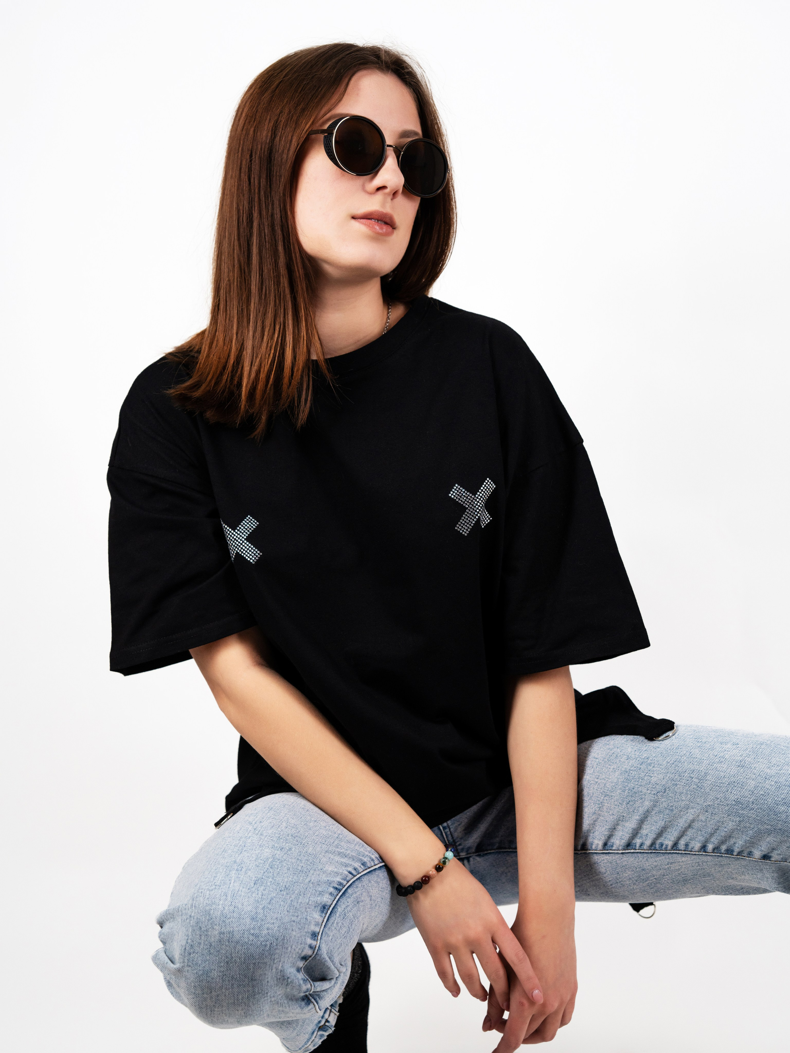 Футболка стиля Oversize, модельная съемка с нанесением инфографики. Олейник Денис — предметный фотограф, фотограф для маркетплейсов в Казани