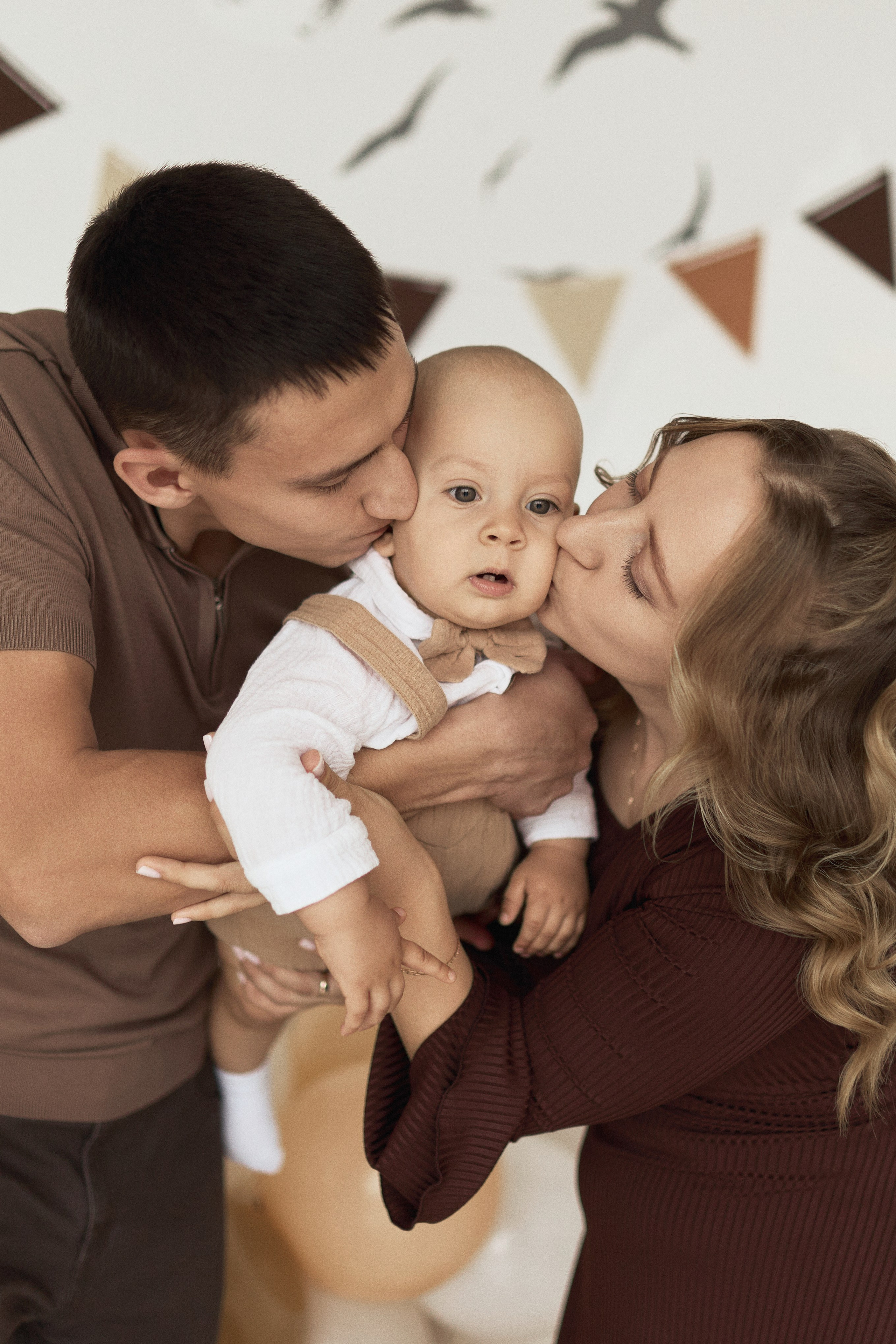 Семейная фотосессия в фотостудии. Алина Каравайцева. Фотограф в городе Барнаул