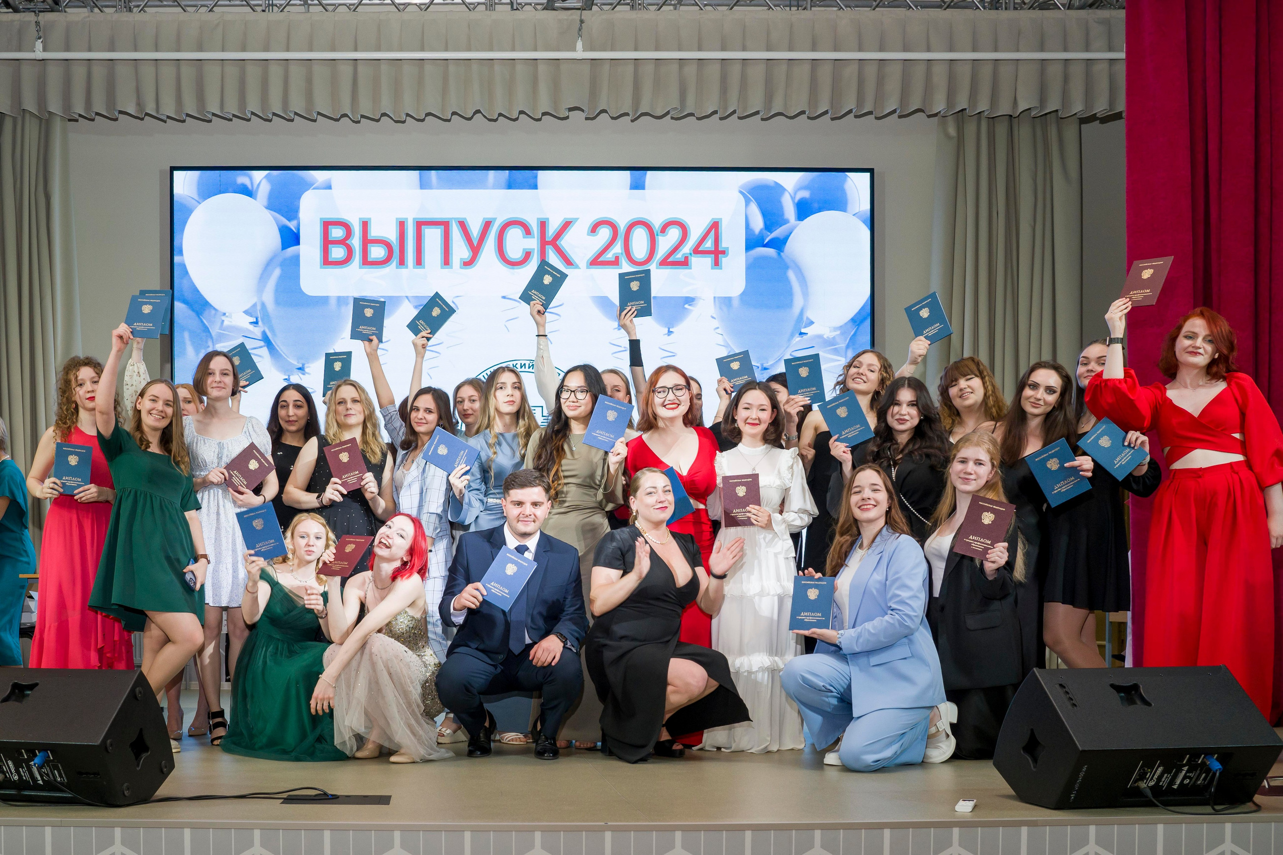 Выпускной в медколледже. Фотограф в Санкт-Петербурге. Репортажная и все съёмки для бизнеса