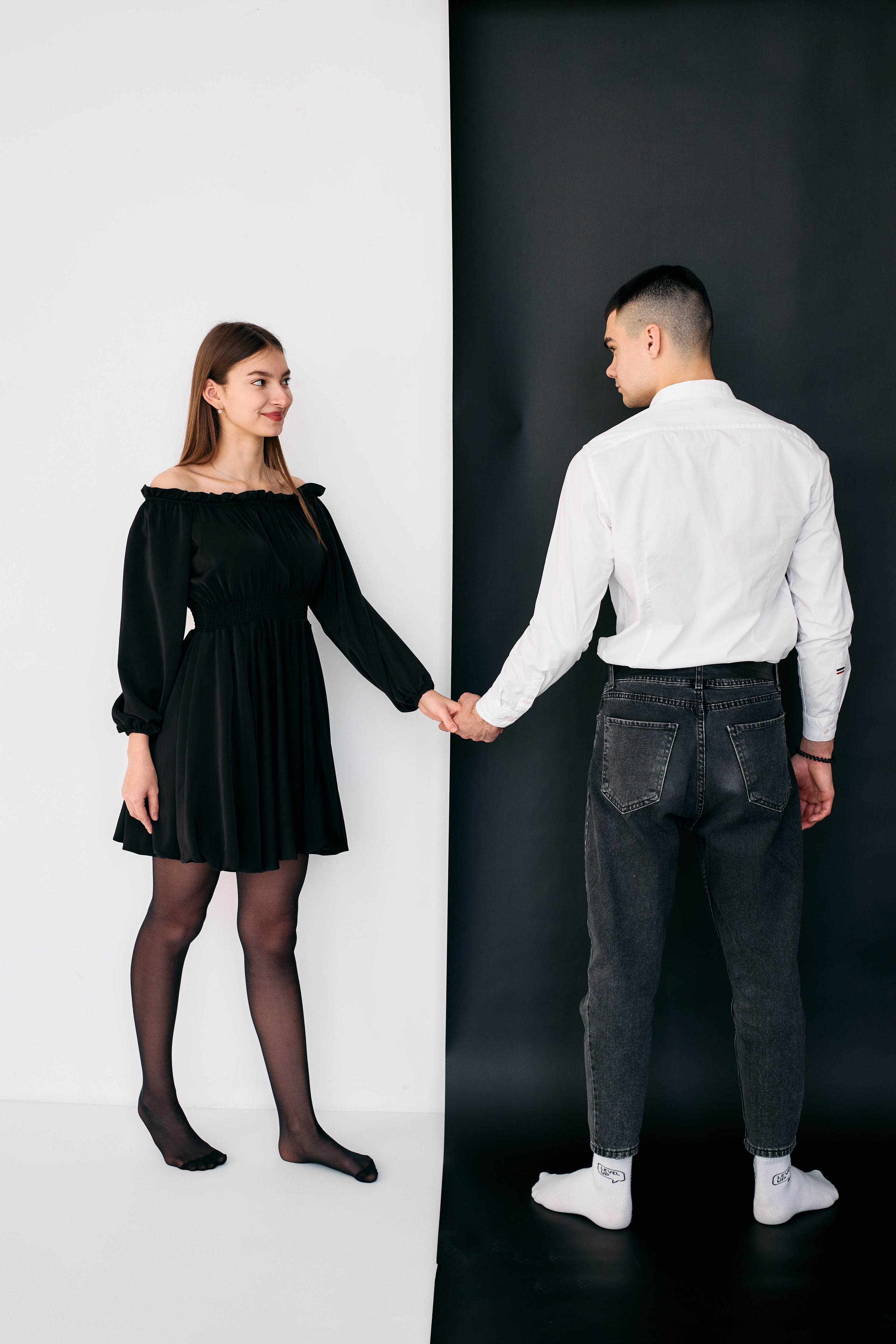 Love Story Максима и Вики на белой циклораме. Профессиональный фотограф Максим Романов в городе Хабаровске