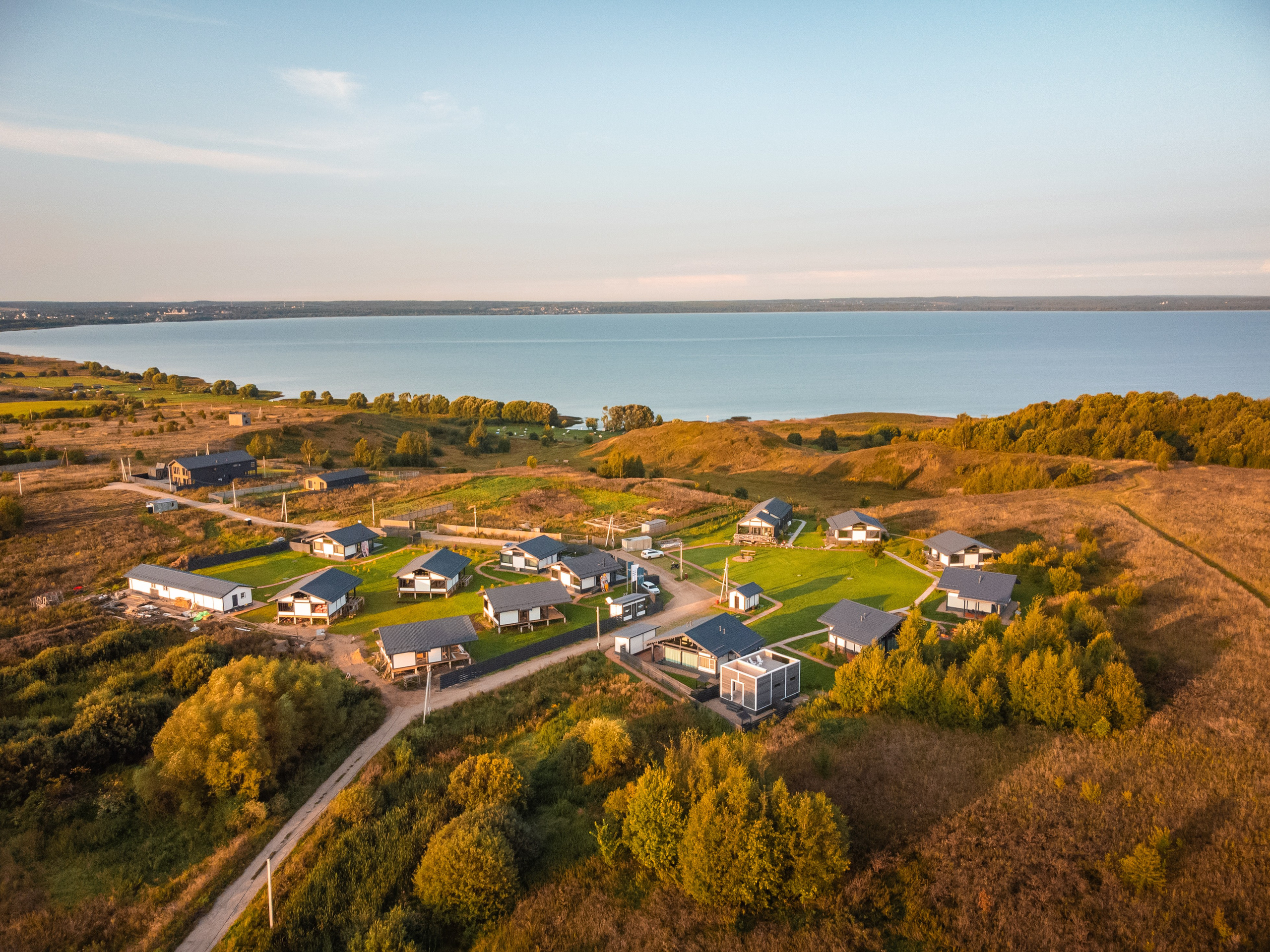 Переславль - Залесский, Загородный клуб "ОЗЕРО", Плещеево озеро, крестова гора, небо, трава, лето, утро, дома, озеро