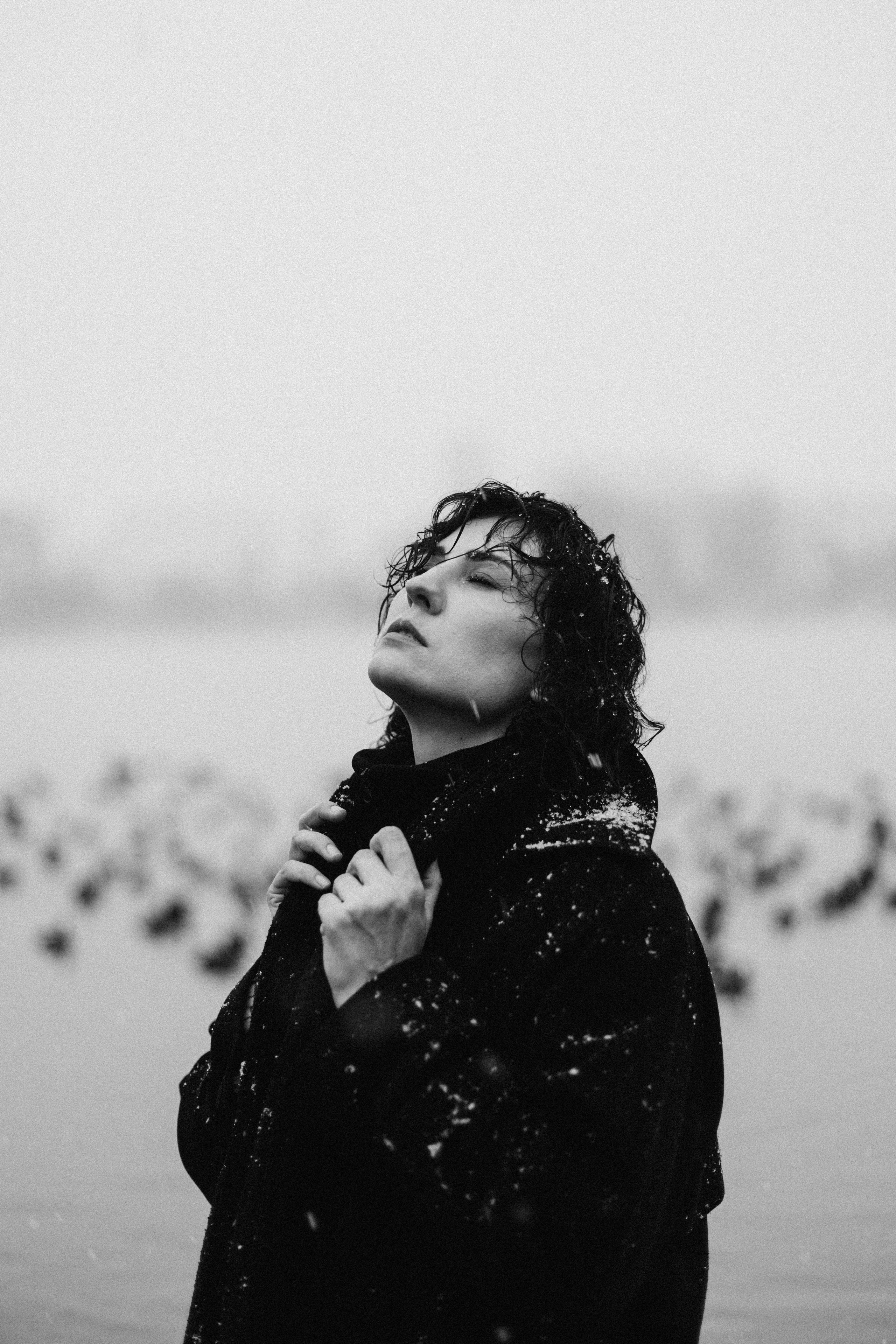 Женская фотосессия: индивидуальные, стильные, чувственные снимки. Подчеркну вашу красоту и уникальность. Студийная съёмка, естественный свет, портреты, женственность, эмоции. Фотограф в Краснодаре, помощь с позированием.