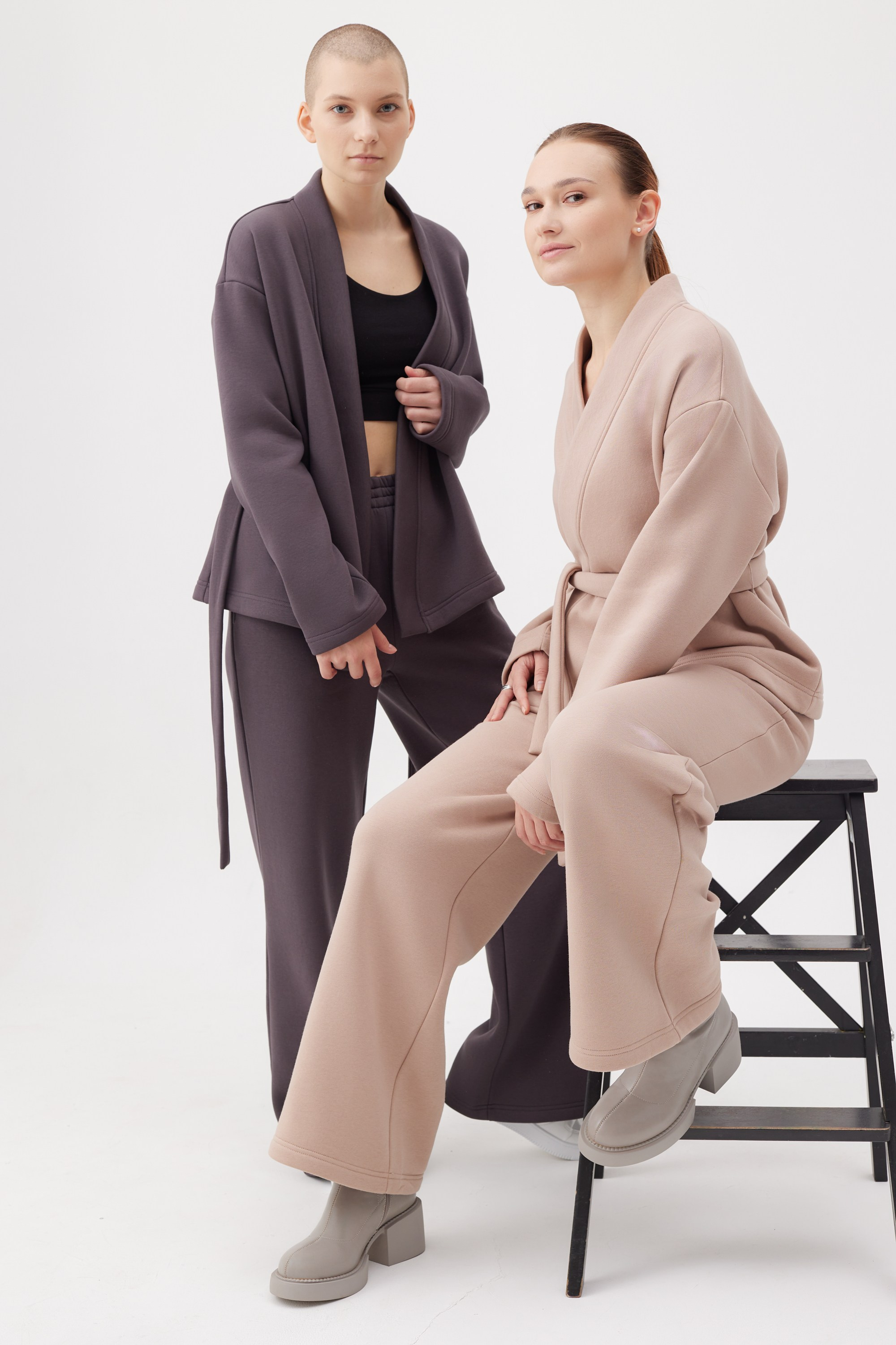 Фотограф в Москве Калагина Светлана - съемка каталога женского костюма в профессиональной студии на циклораме для Ozon, Wildberries