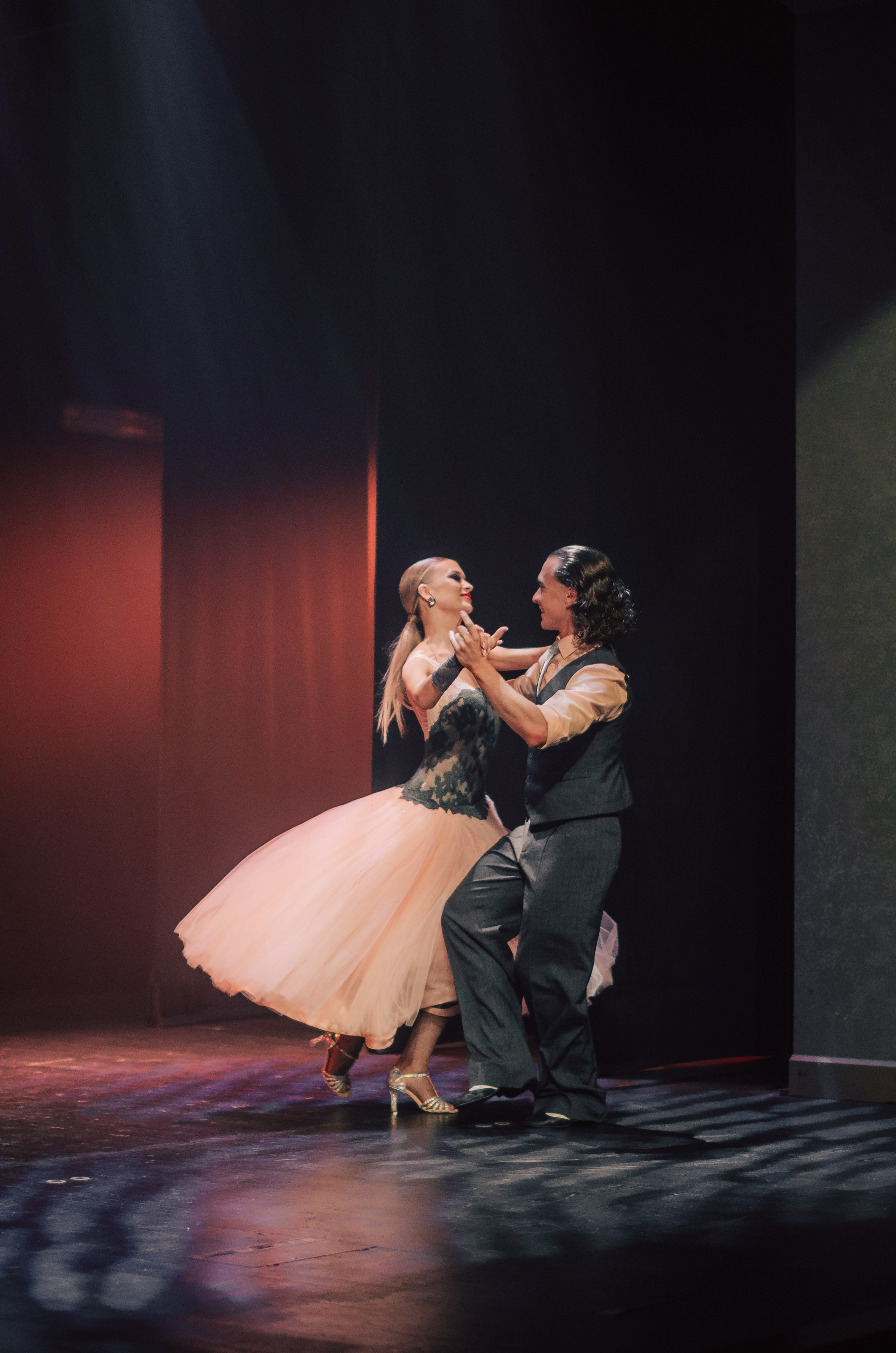 Фоторепортаж танцевального мероприятия. Денисова Аля — фотограф для парных съемок и индивидуальных историй в Барнауле