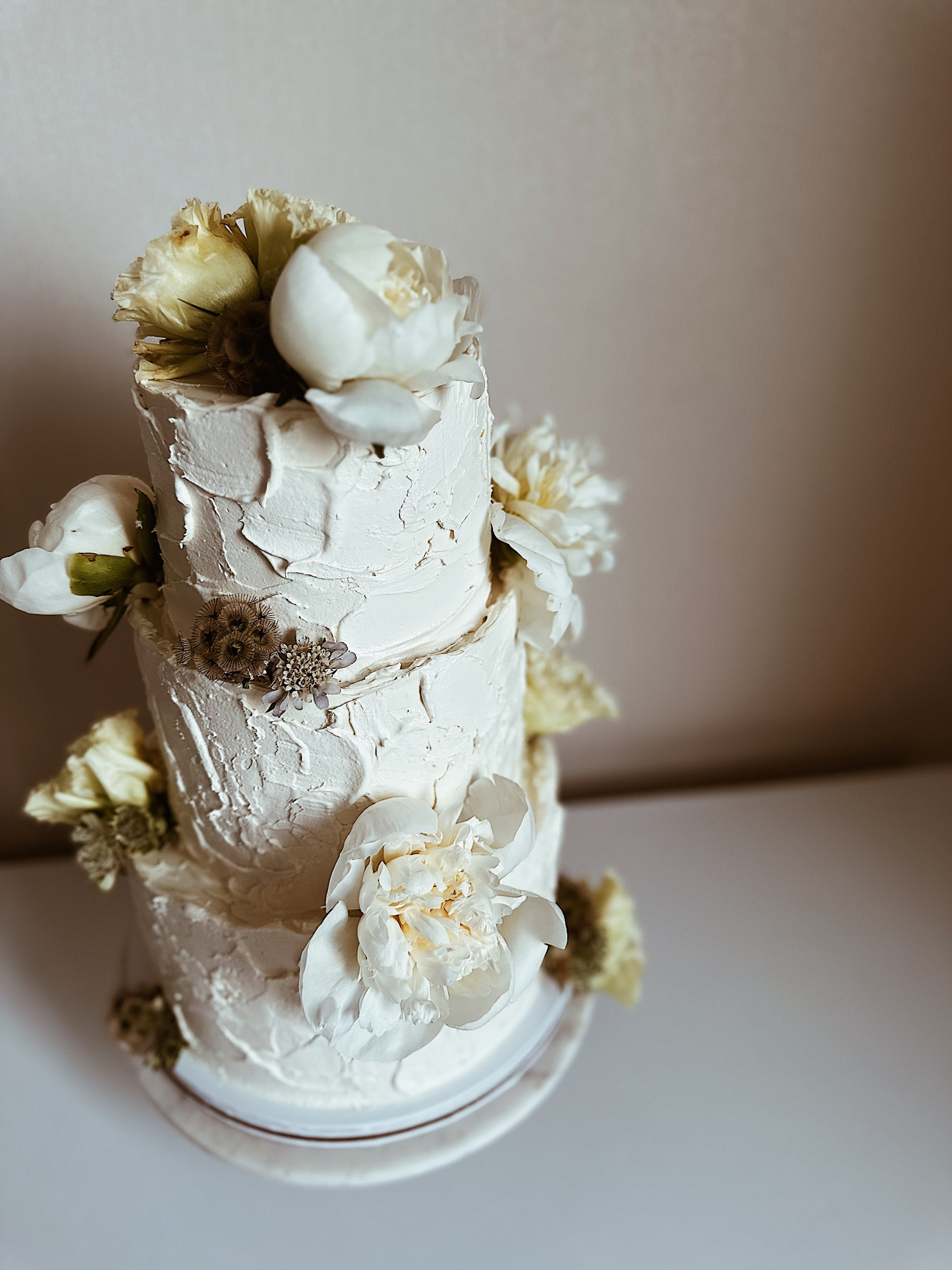 Торт с живыми цветами. Арт-кондитер в Москве Маша Шафран