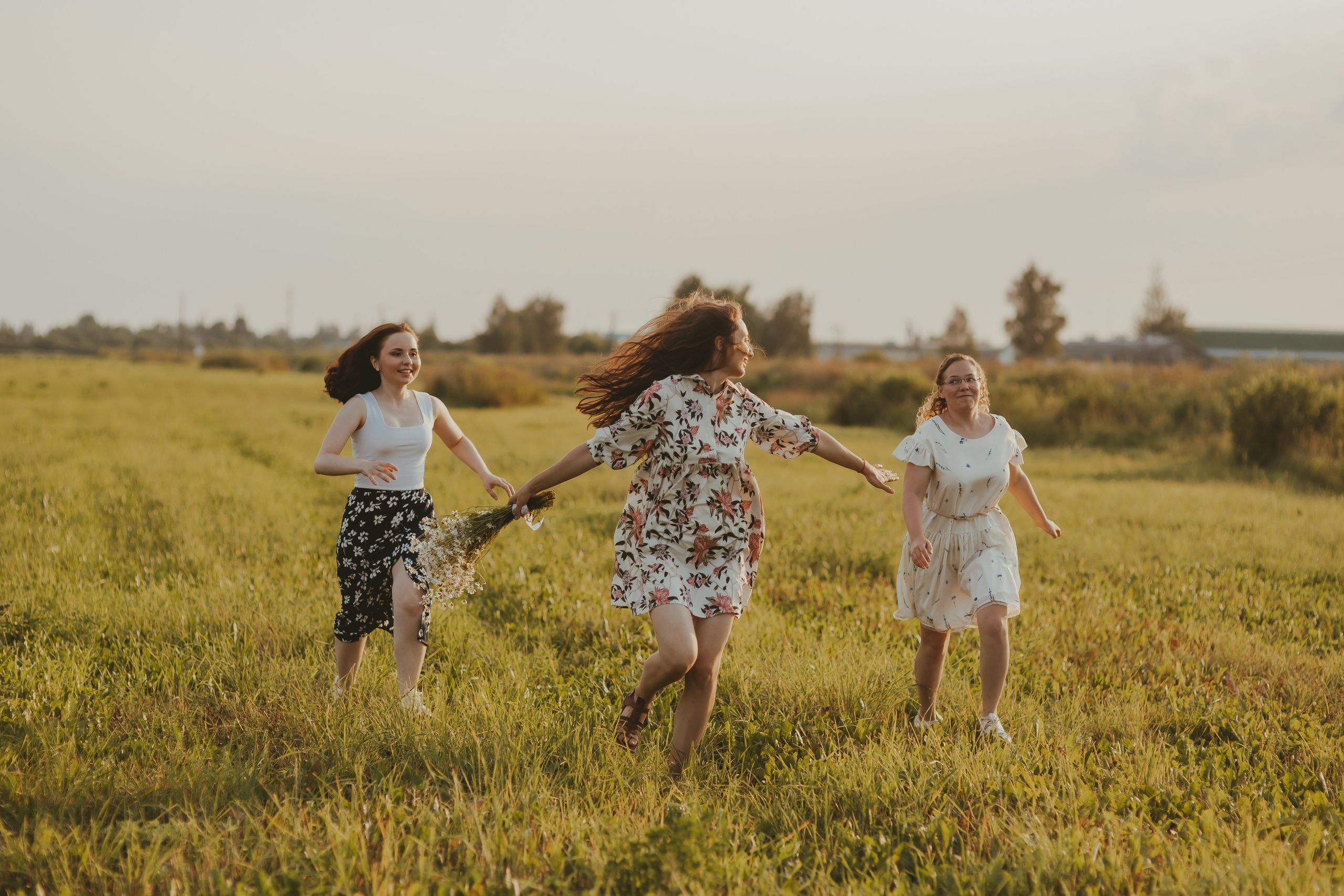 Фотосессия девушек подружек в поле. Свадебный и репортажный фотограф в Ярославле и Санкт-Петербурге Роман Микрюков