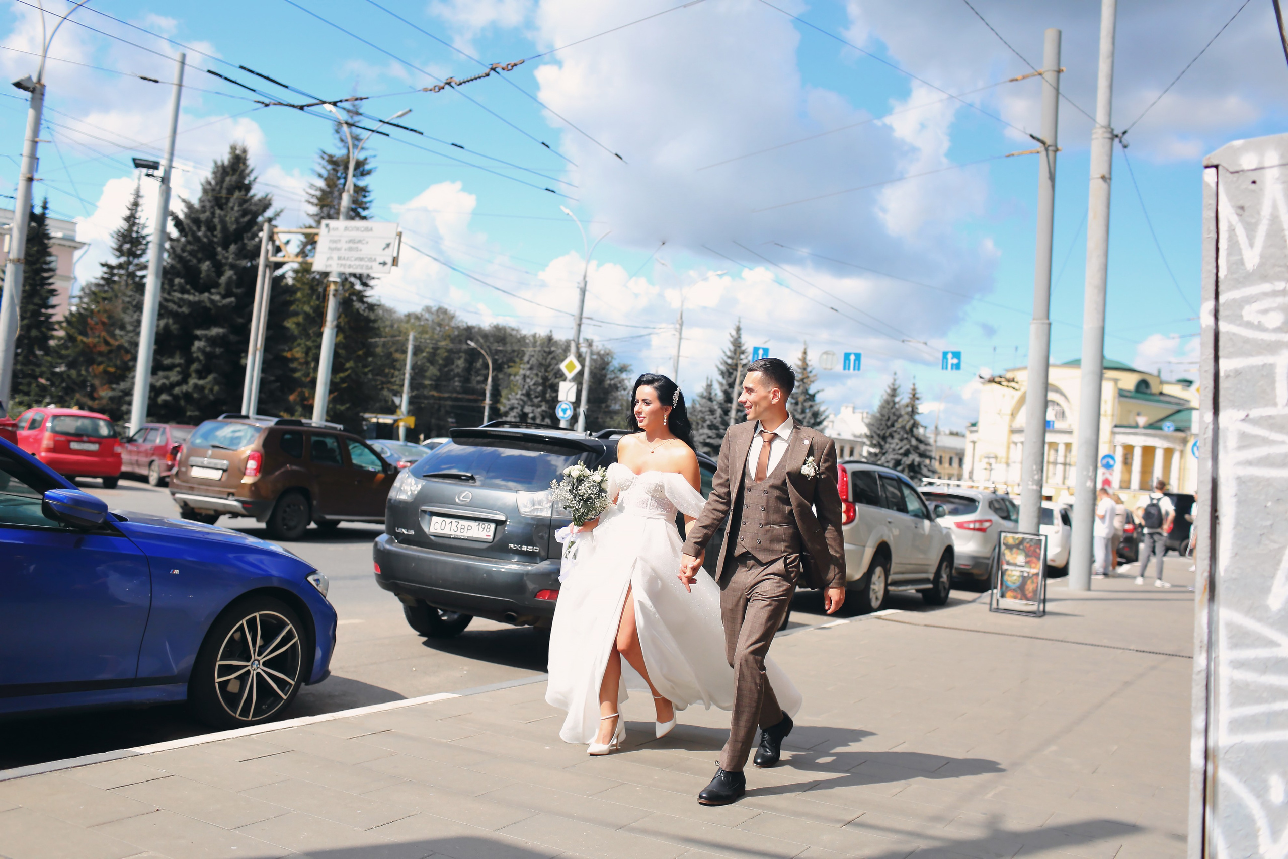 Съемка пары Марии и Ильи, гуляющих по городу. Свадебный и репортажный фотограф в Ярославле и Санкт-Петербурге Роман Микрюков