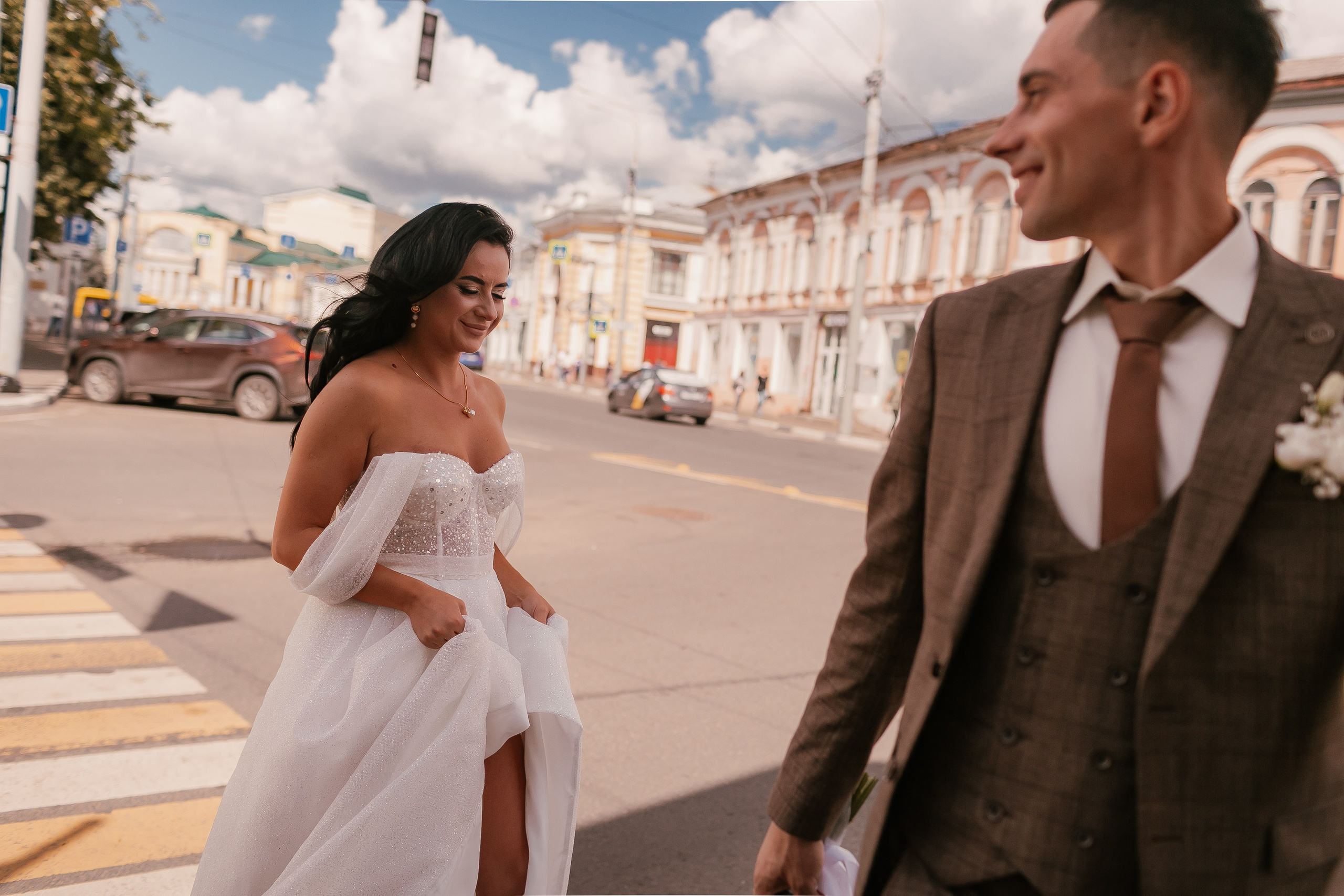 Съемка пары Марии и Ильи, гуляющих по городу. Свадебный и репортажный фотограф в Ярославле и Санкт-Петербурге Роман Микрюков