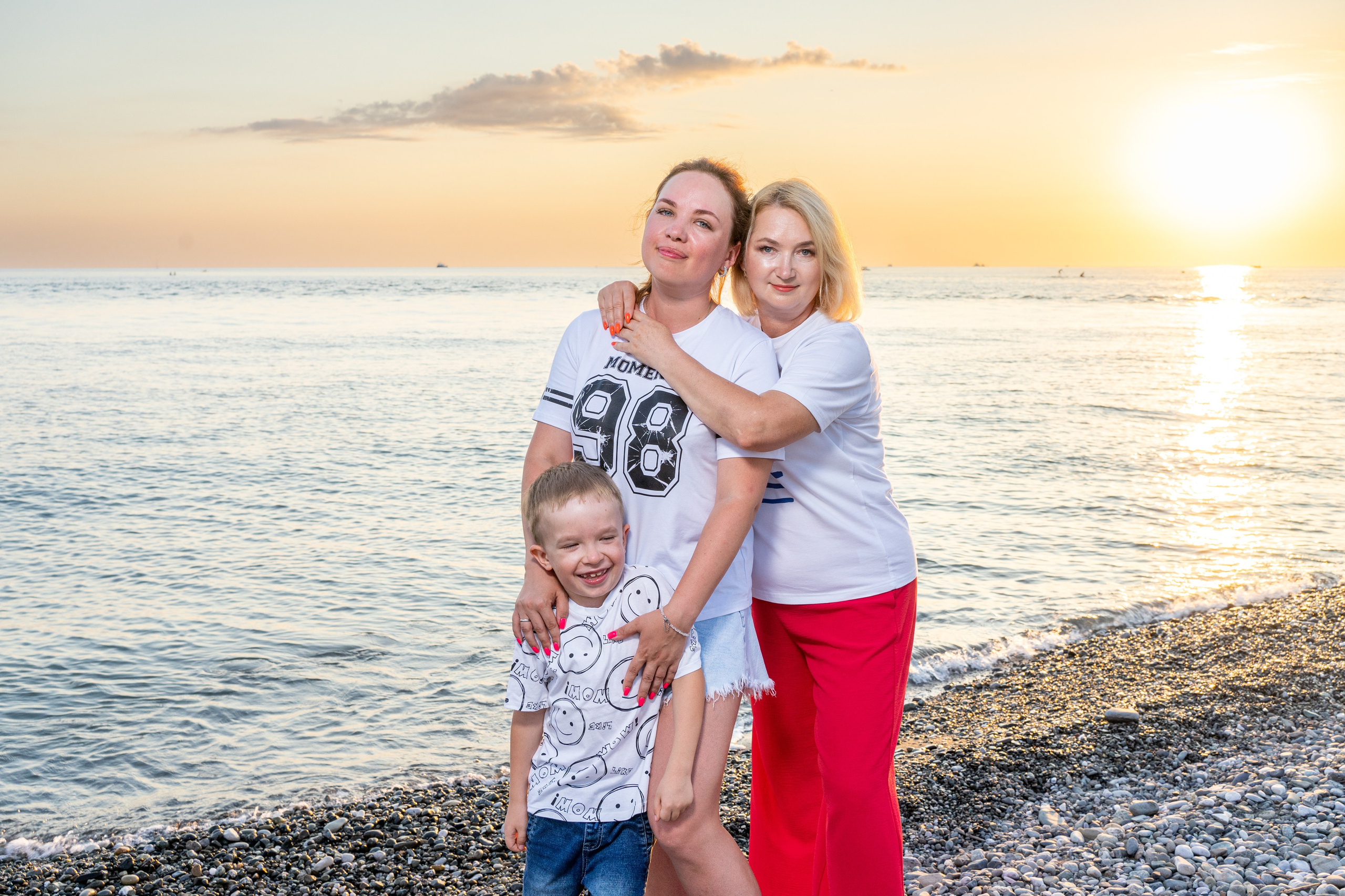 Семейная съемка на пляже в Адлере. Фотограф в Сочи Тиунова Маргарита и Тиунов Евгений