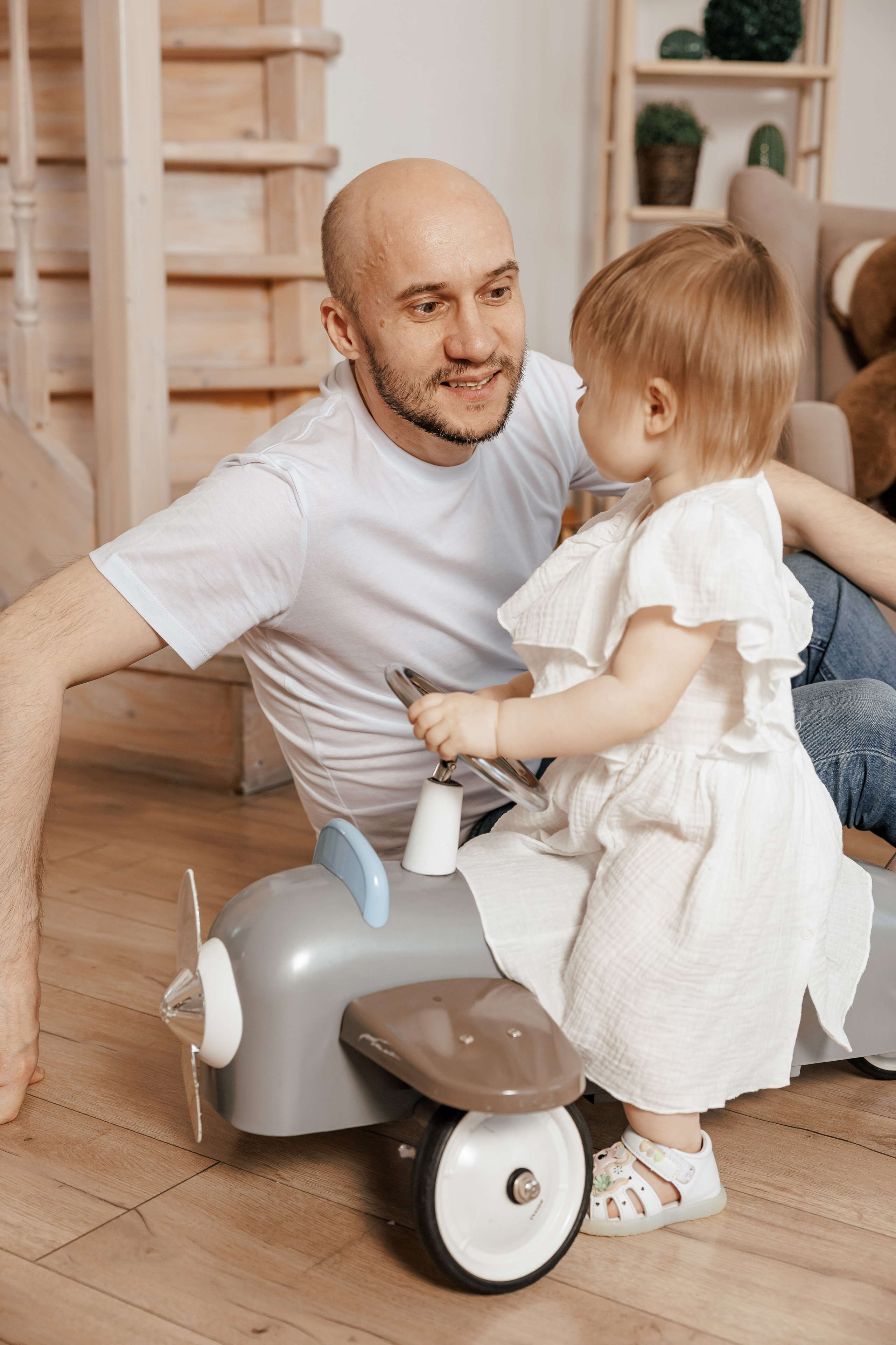 Семейная фотосессия для семьи с девочками близнецами на годик одежда в светлых тонах светлая бежевая студия в Москве теплые тона