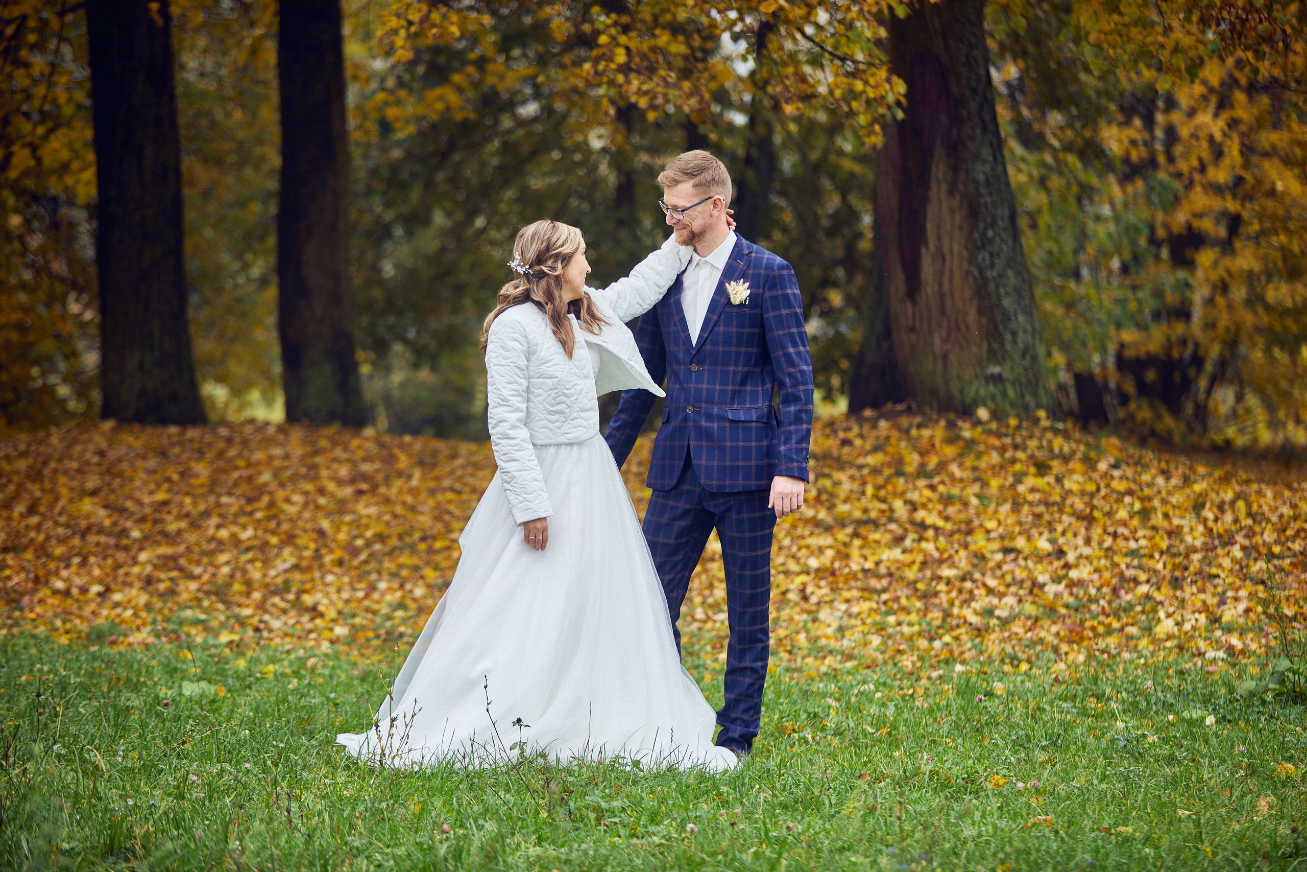 kogan.studio - молодожены позирую на фоне осенней листвы 