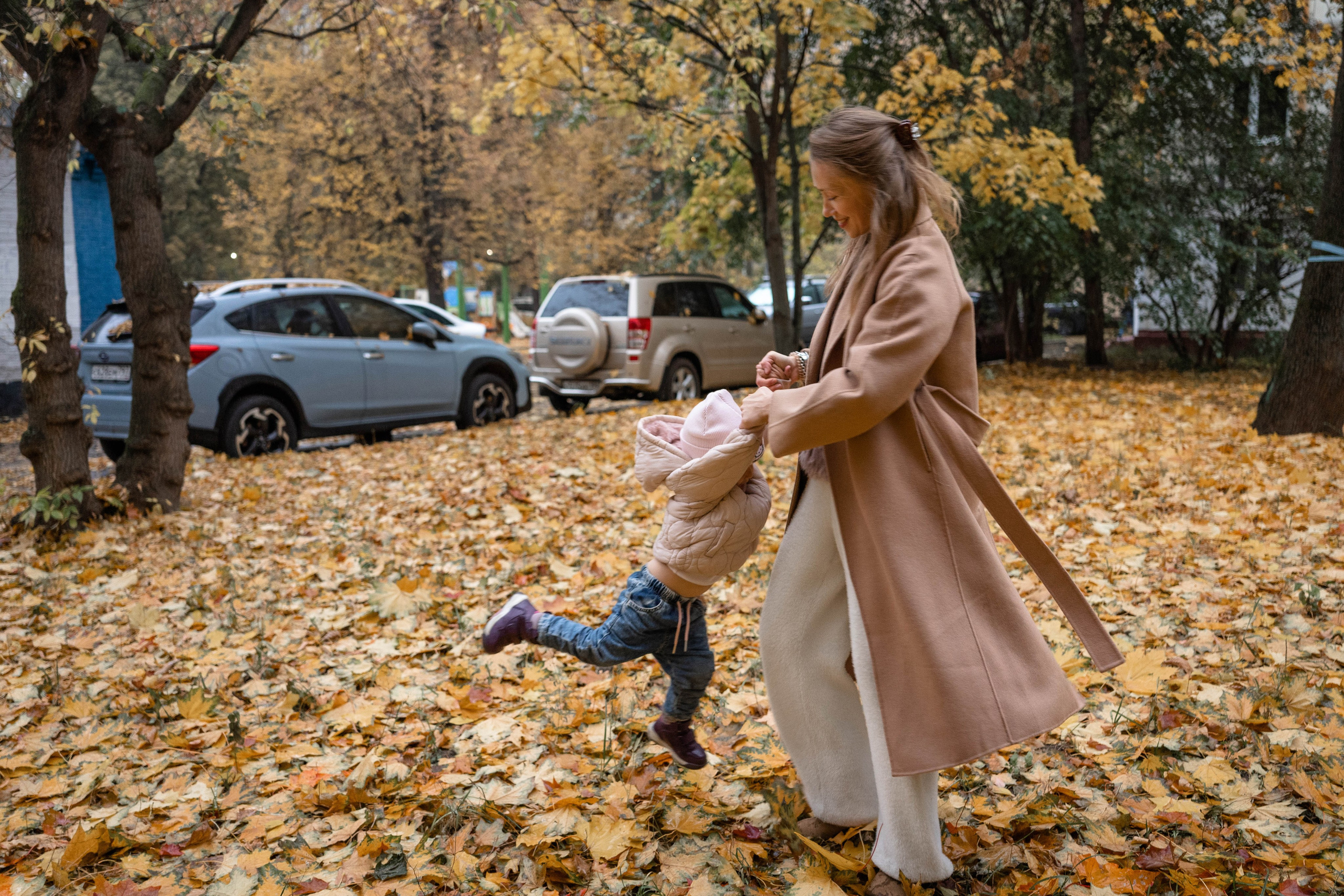 Осенняя фотосессия в Москве (во дворе дома)). Фотограф на роды Москва. Фотограф новорожденных Москва