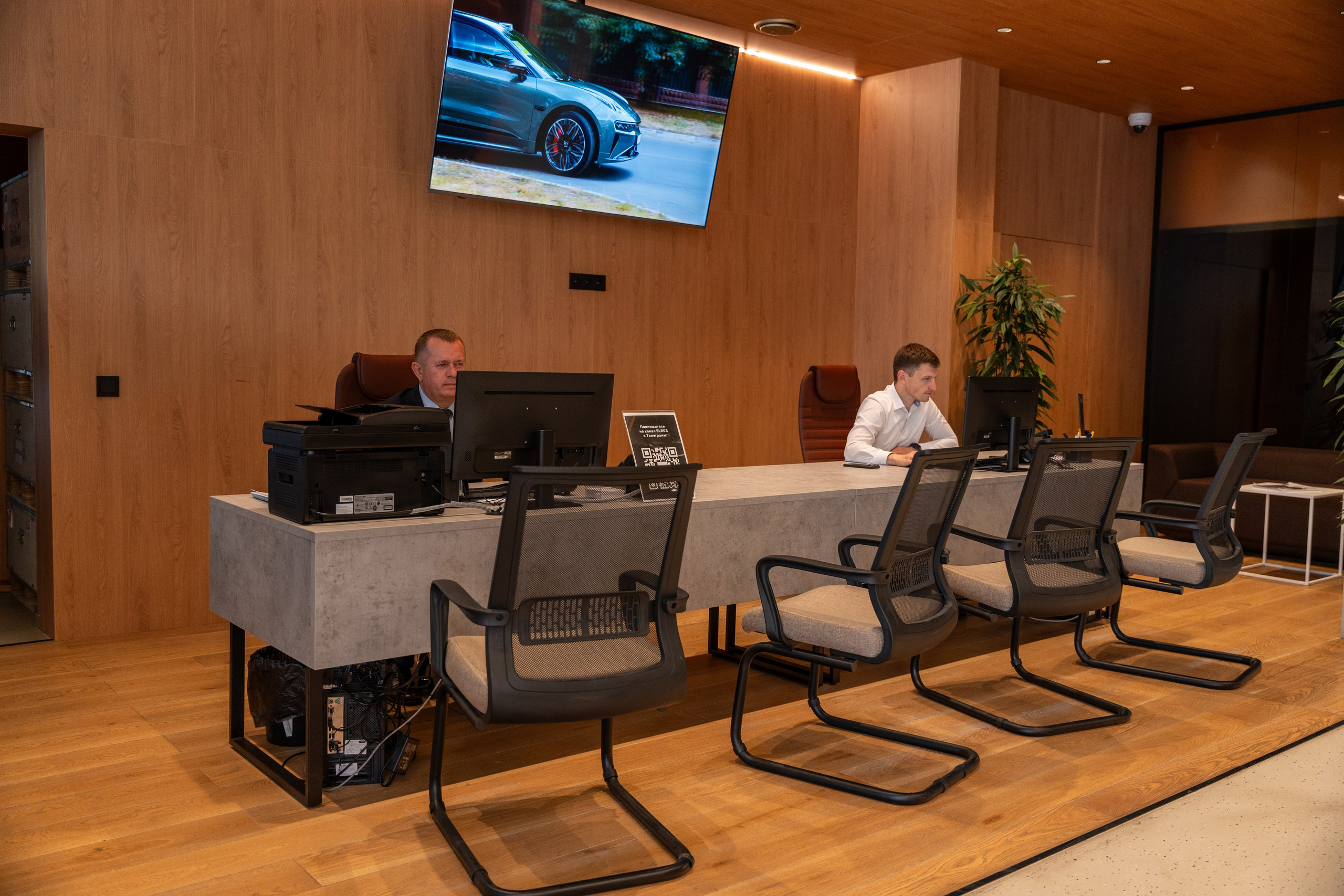 Интерьерная фотосъемка автосалона Elrus в Краснодаре. Zeekr, LiXiang Профессиональная фотосъемка интерьера премиум-автосалона в Краснодаре. Шедевры для Вас! Фотограф и Видеограф в Краснодаре Пахиев Руслан