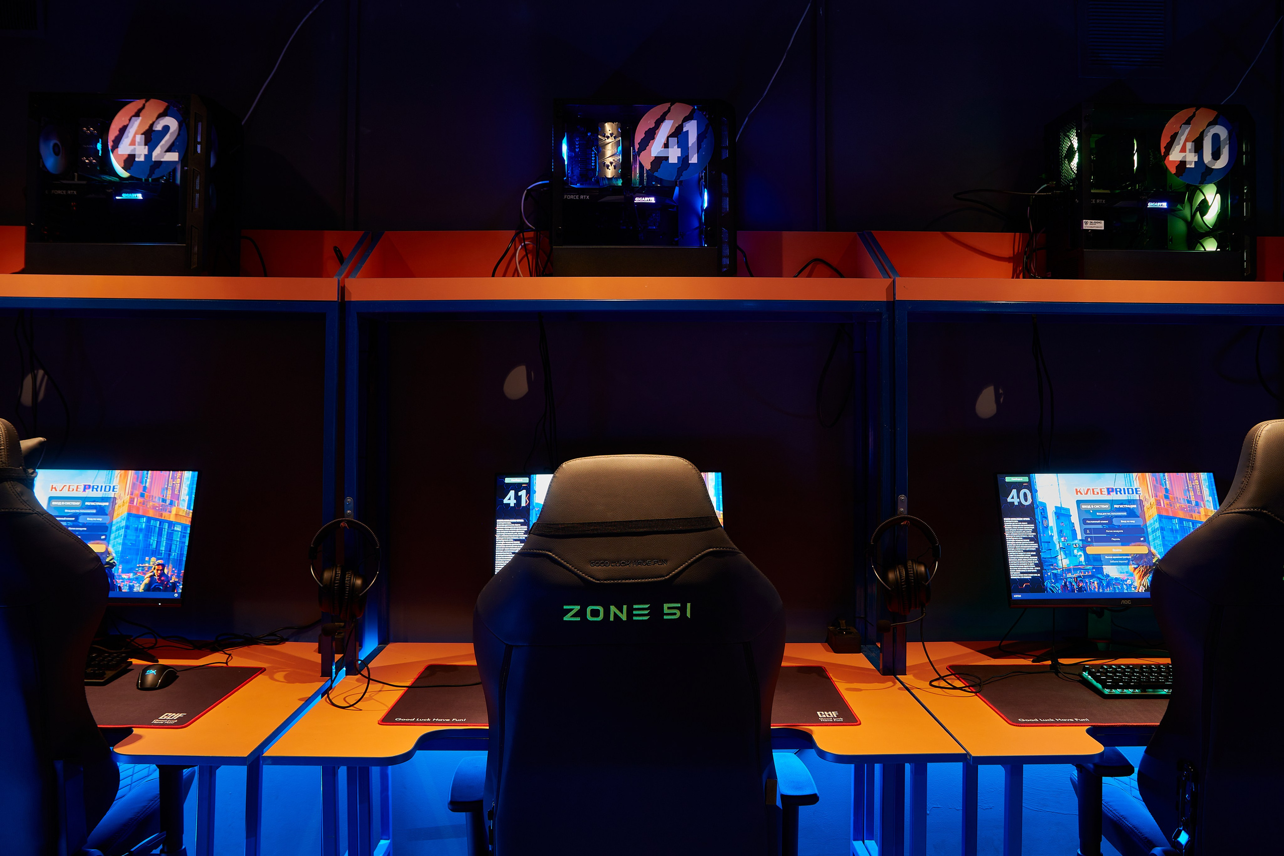 Фотосъёмка компьютерного клуба. Предметный и репортажный фотограф Алексей Кротов