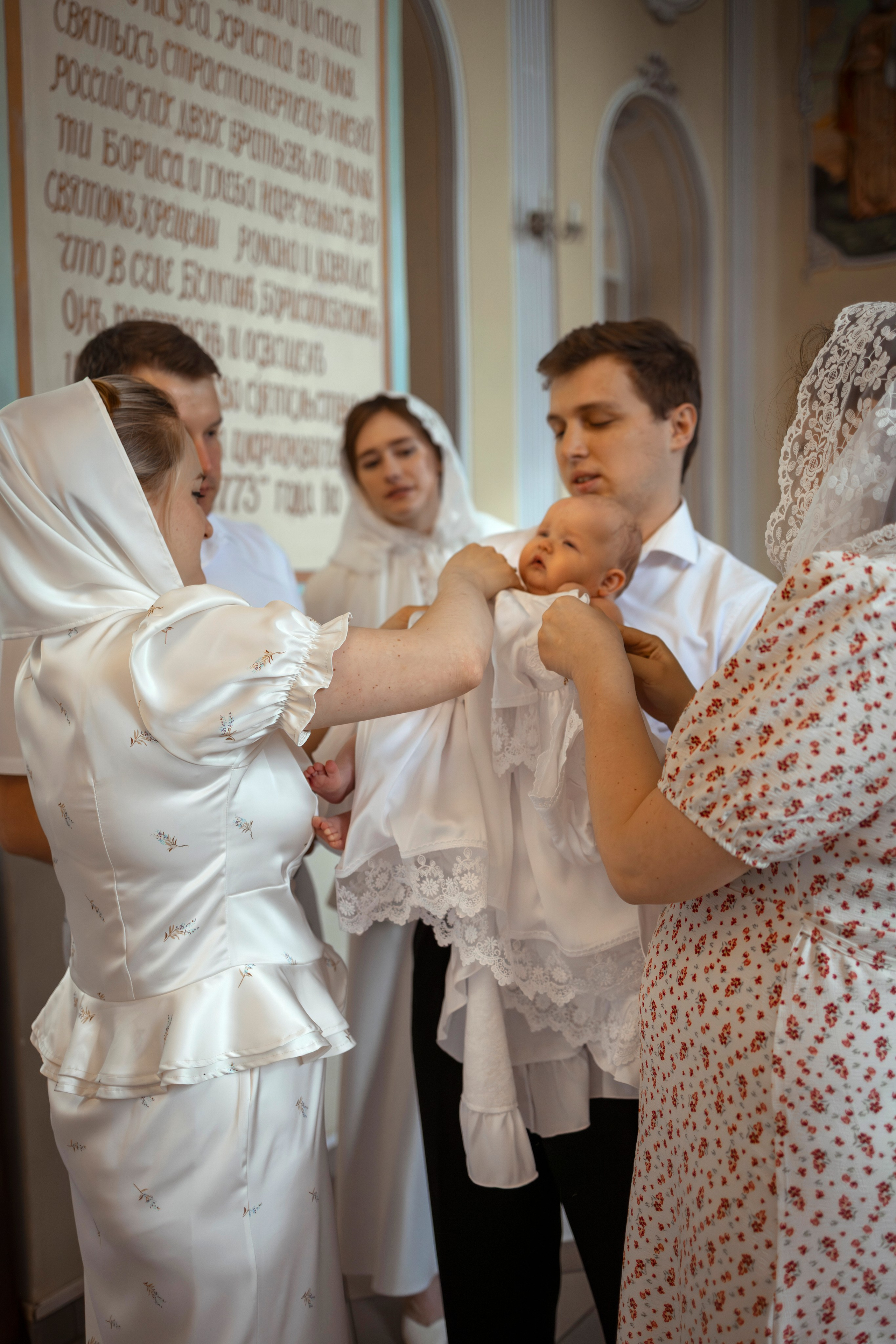 Таинство Крещения младенца в храме свв. Бориса и Глеба в Белкино (г.Обниск, Калужская обл.). Надежда Стар семейный и церковный фотограф в Жукове и Калужской области