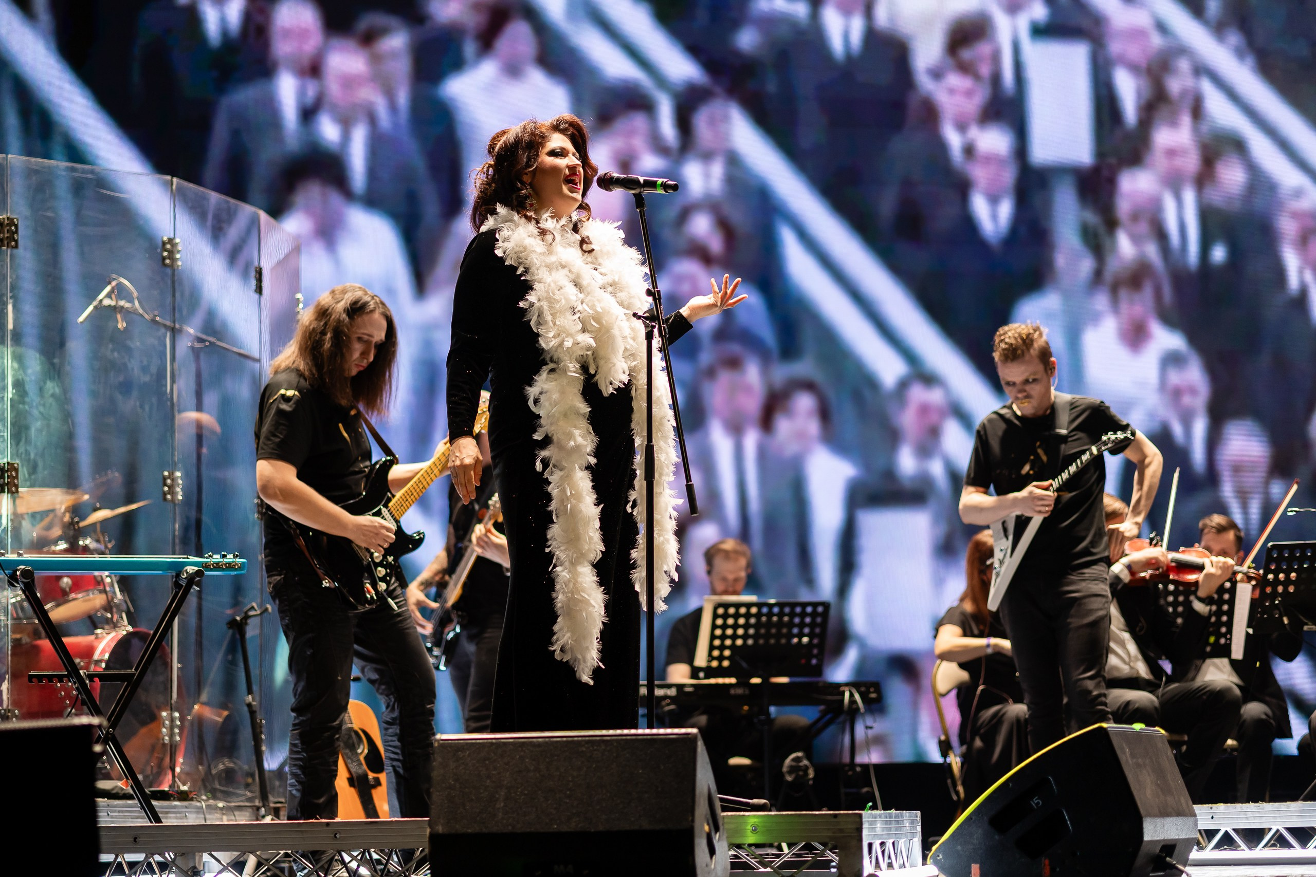 Солистка исполняет рок-оперу на сцене