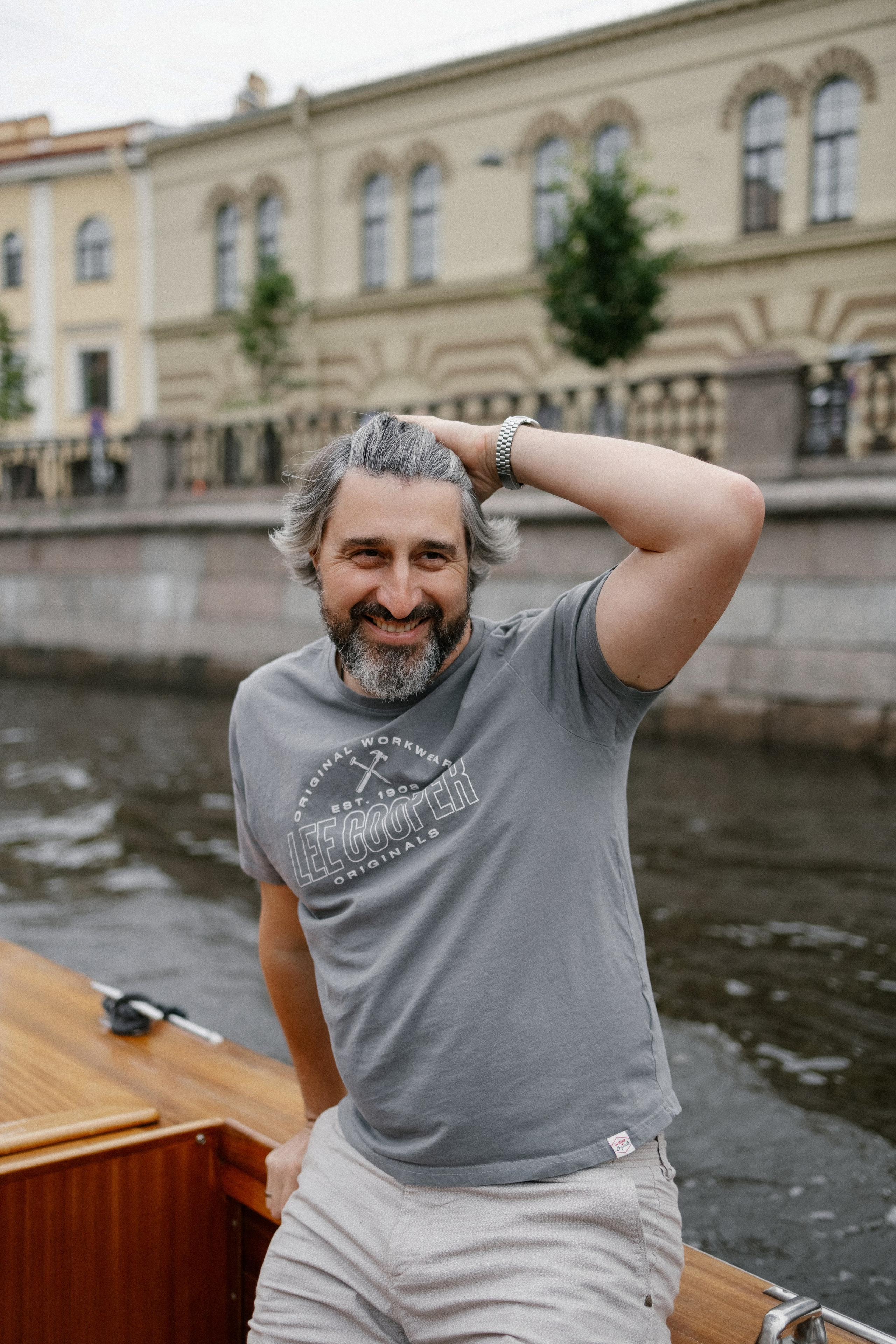 Прогулка на венецианском катере. Свадебный фотограф в Санкт-Петербурге Ксения Кобышева