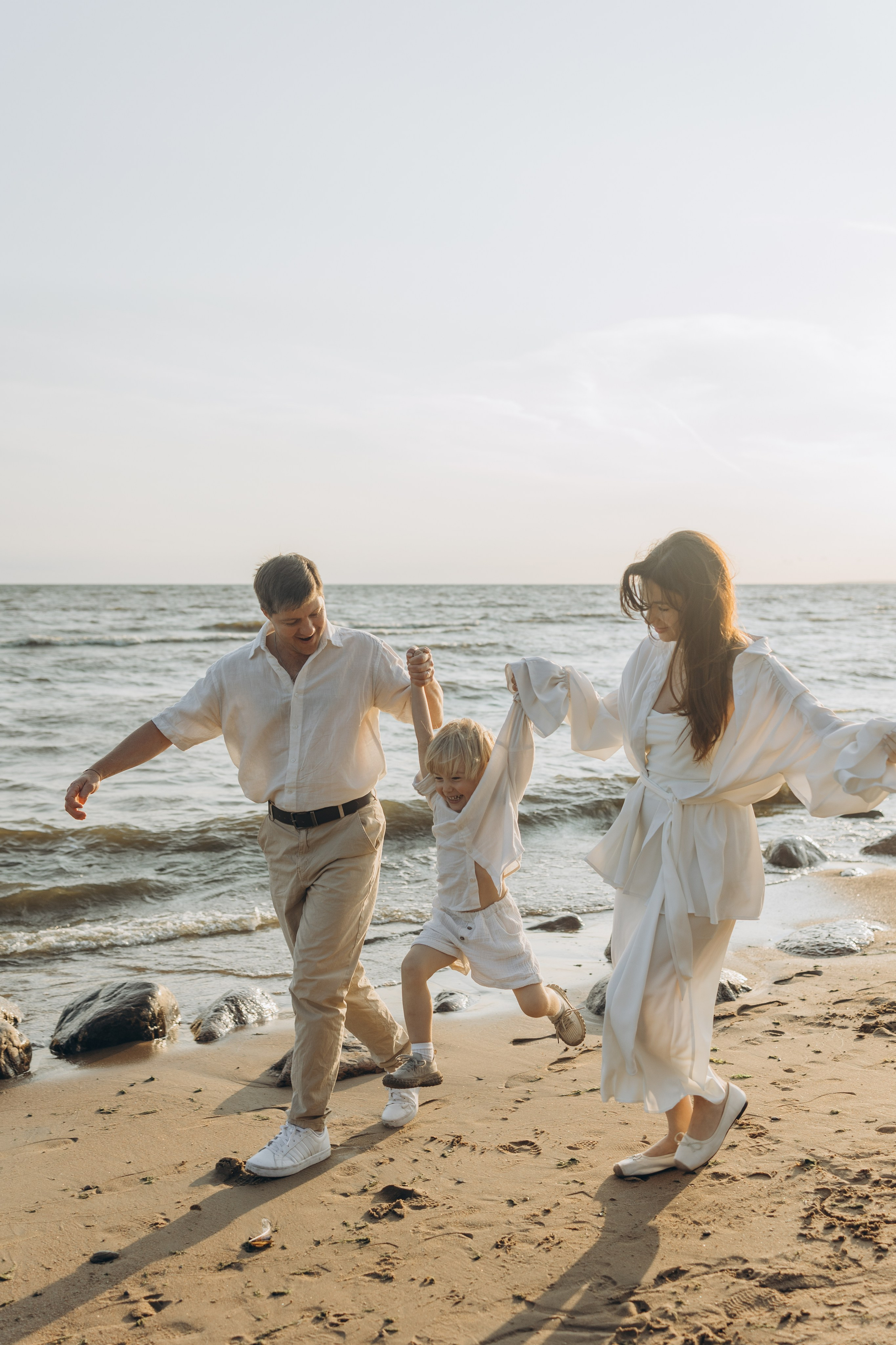 Эмилия, Дмитрий и Демид на Финском заливе. Семейный фотограф в Москве Виктория Ястребинская