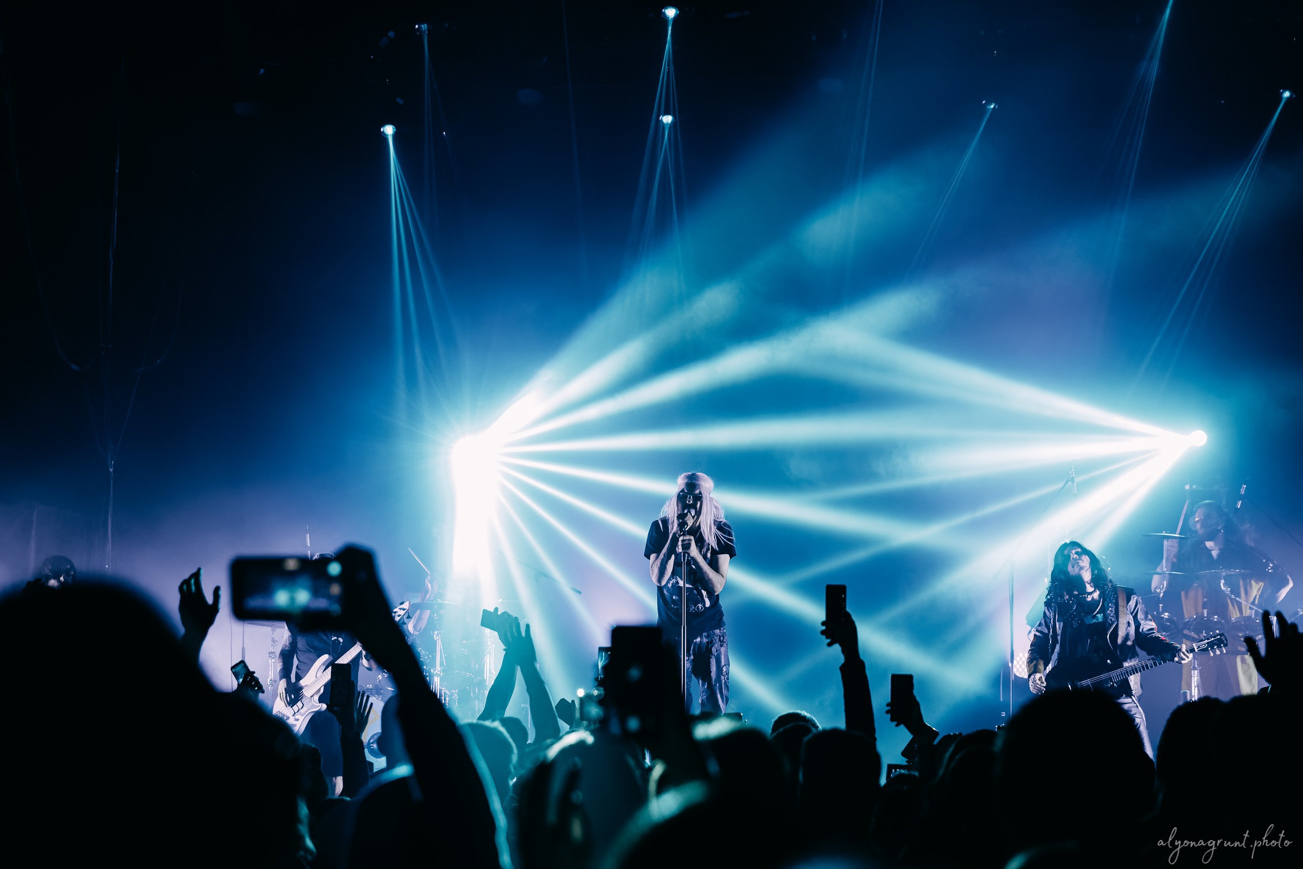 Багровый Фантомас, фоторепортаж, СПб, BASE, 14.12.2025. Алена Адрианова: фотограф в Санкт-Петербурге