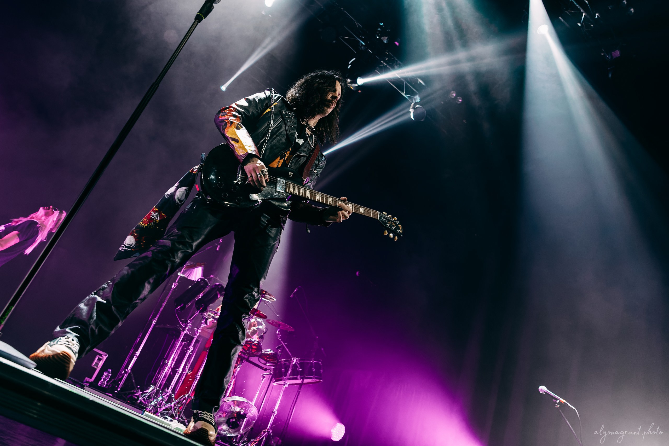 Багровый Фантомас, фоторепортаж, СПб, BASE, 14.12.2025. Алена Адрианова: фотограф в Санкт-Петербурге