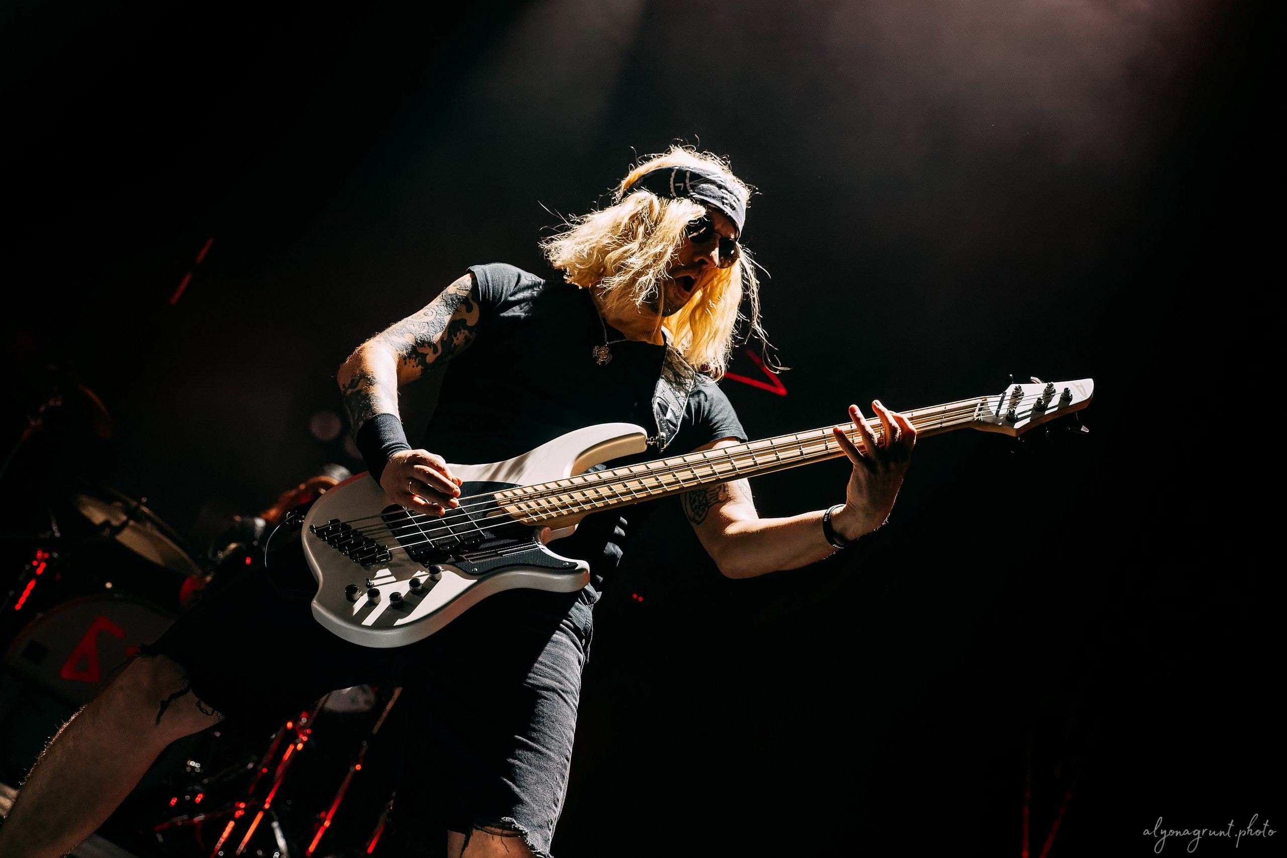 Багровый Фантомас, фоторепортаж, СПб, BASE, 14.12.2025. Алена Адрианова: фотограф в Санкт-Петербурге