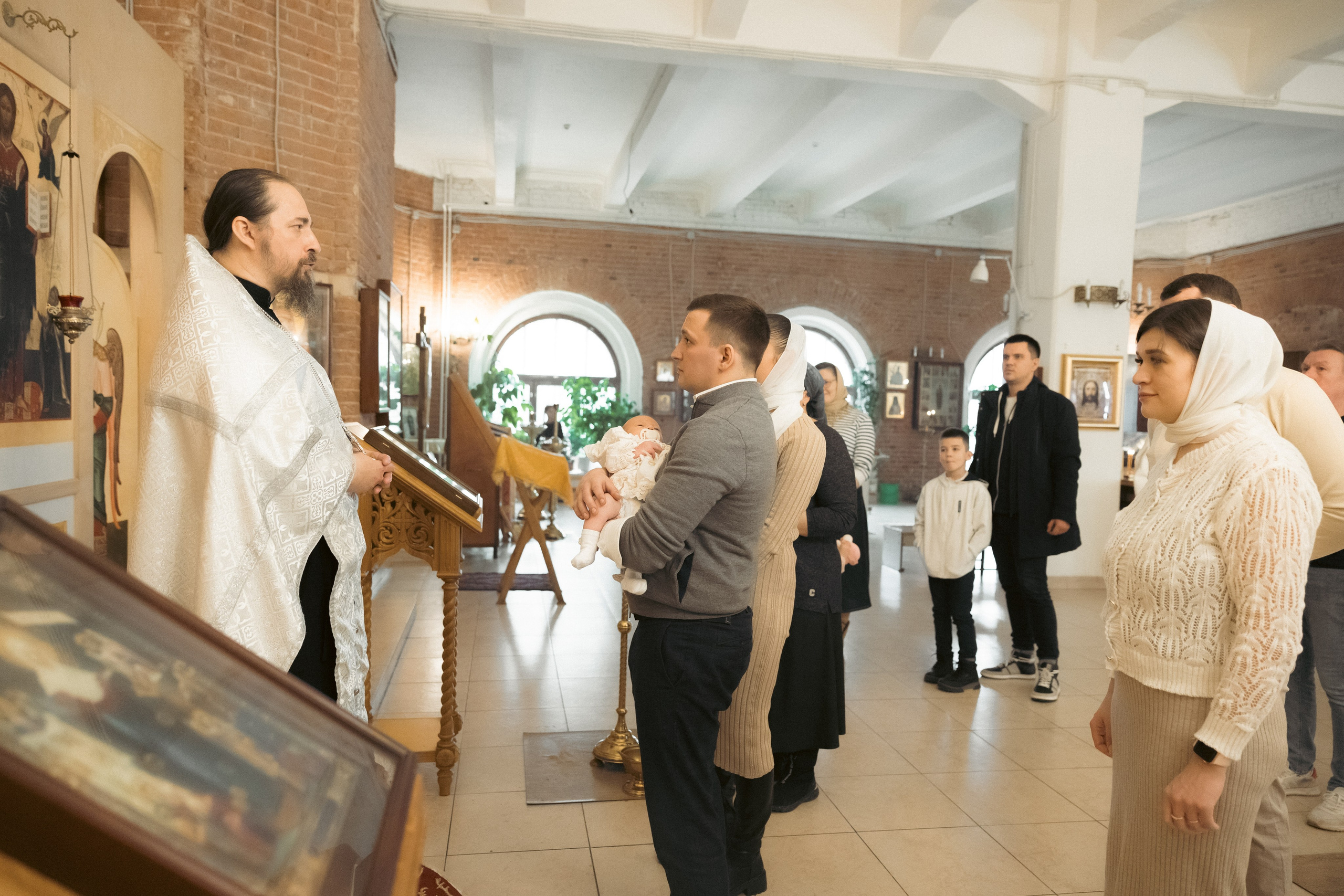 Крещение Михаила. Собор Всемилостивого Спаса Скорбященского монастыря. Фотограф на роды в Москве. Фото и видео родов. Фотопроект «Продолжение рода»