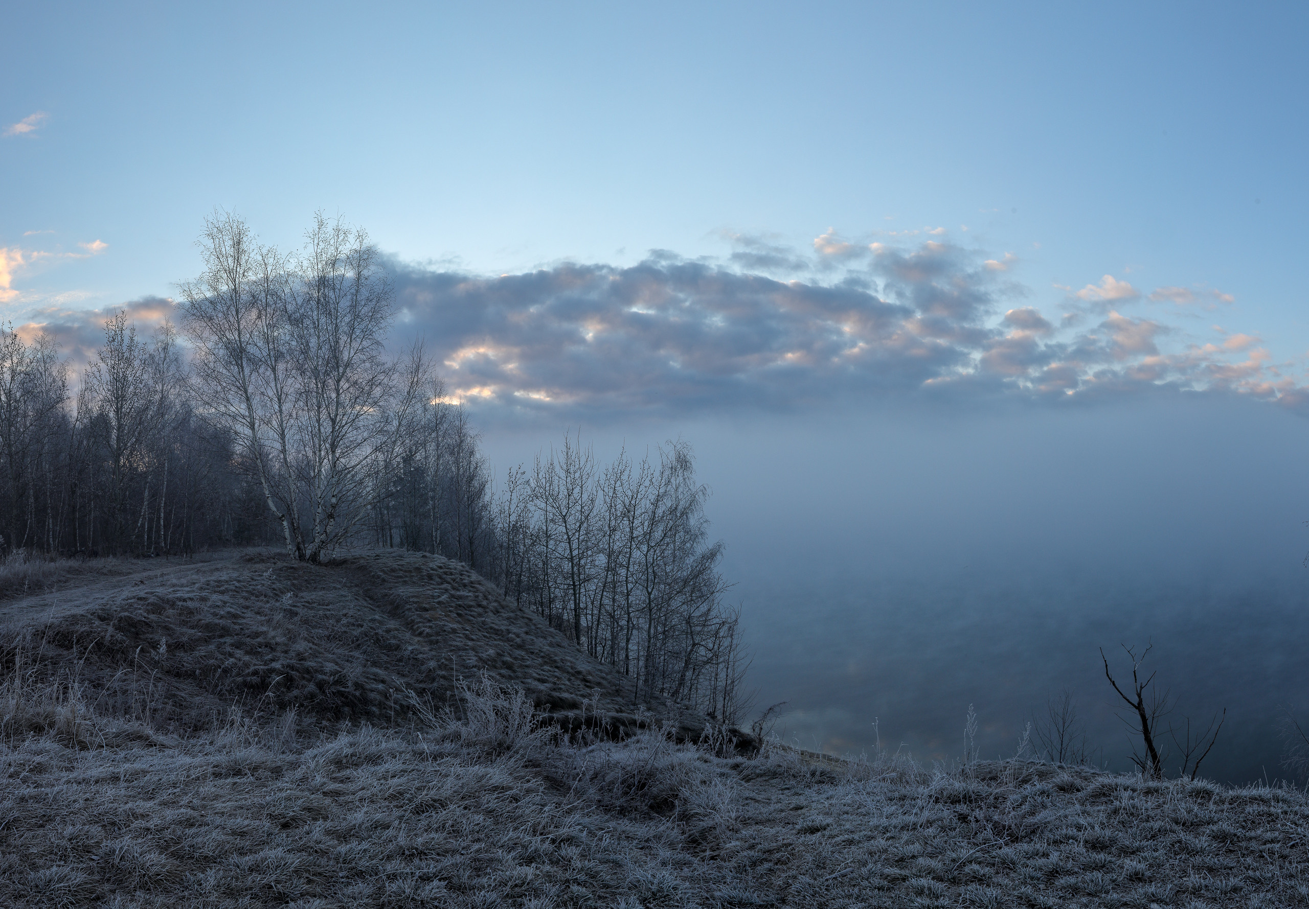 Апрельское туманное утро на реке Москва