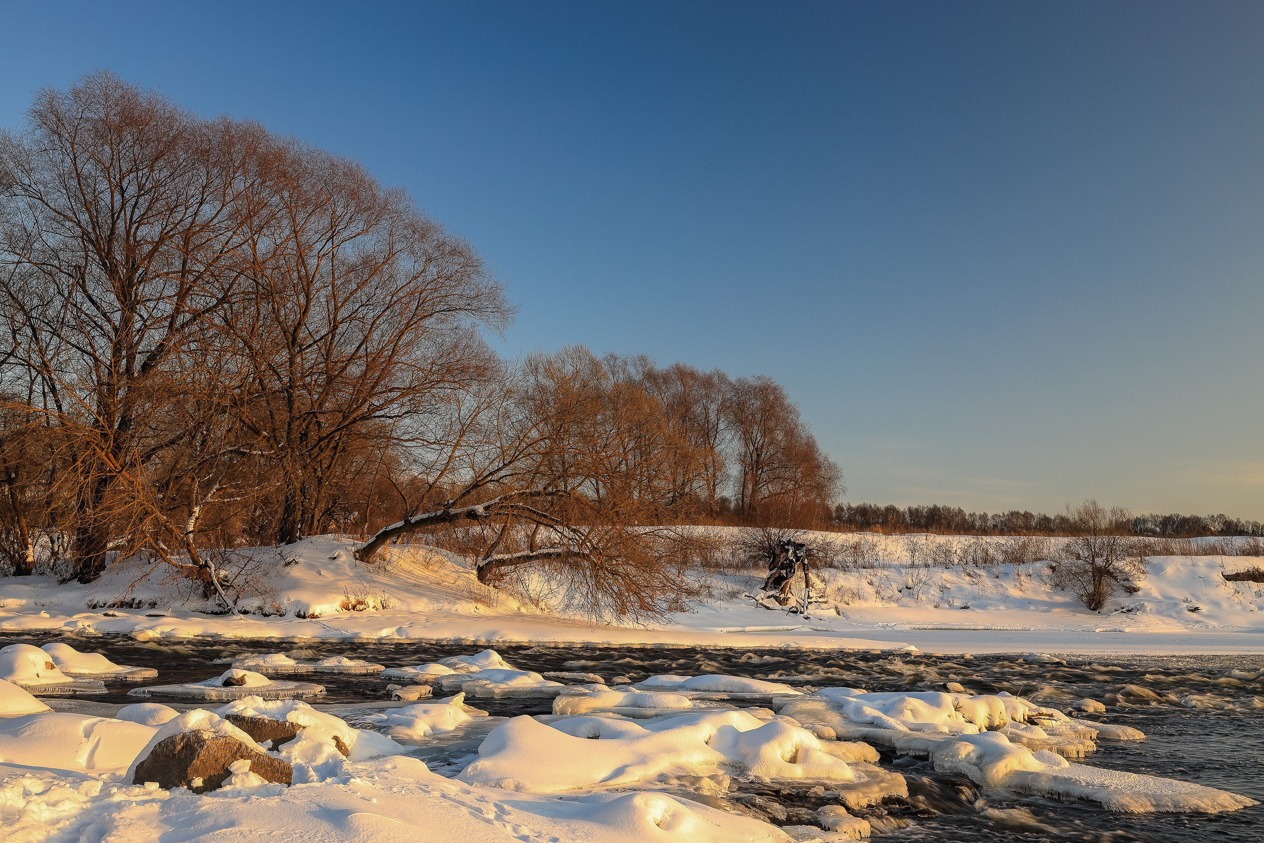 Перекат на реке Пахра зимой. Русский пейзаж