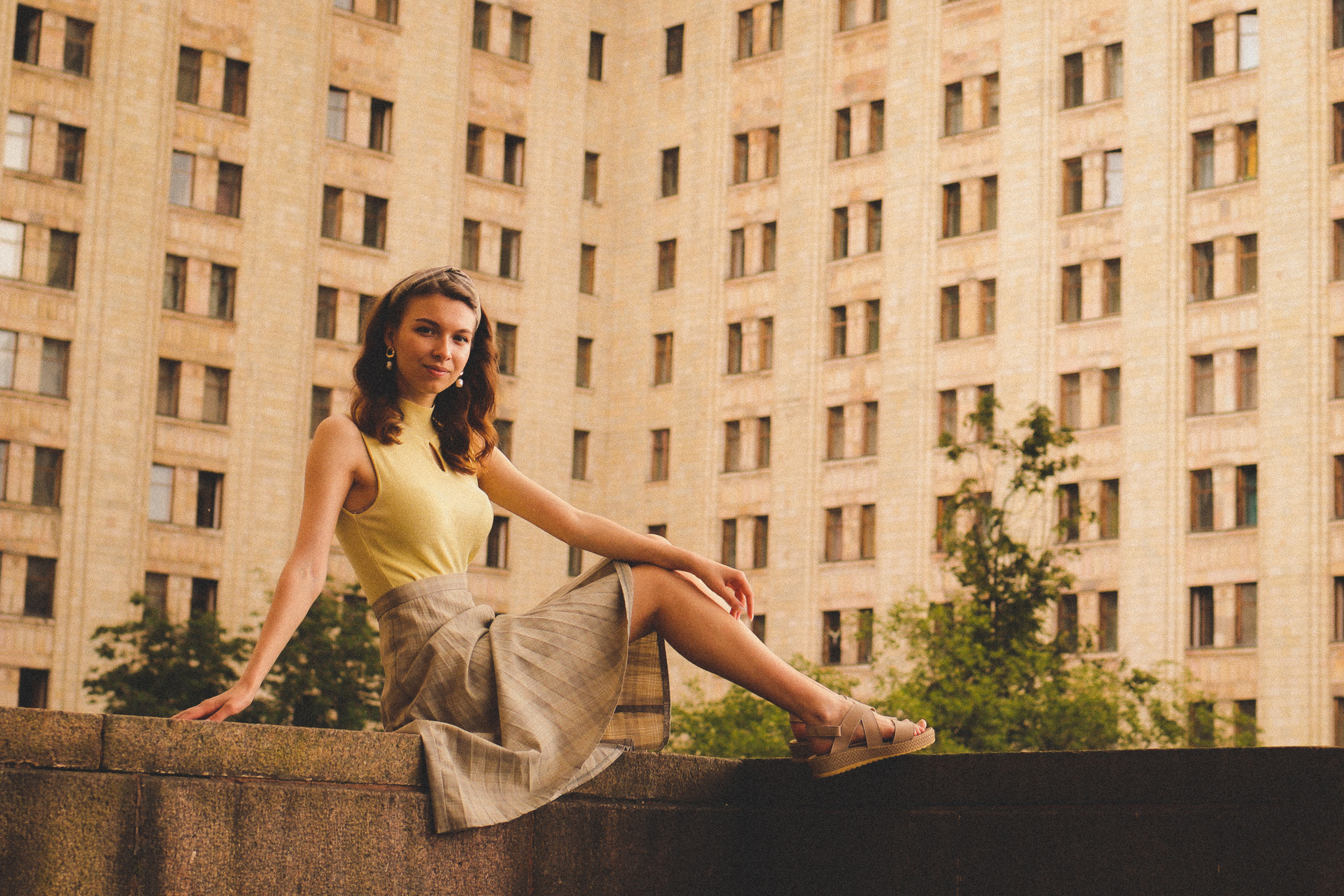 Сидящая на пандусе МГУ девушка как кадр из фильма 50-х годов