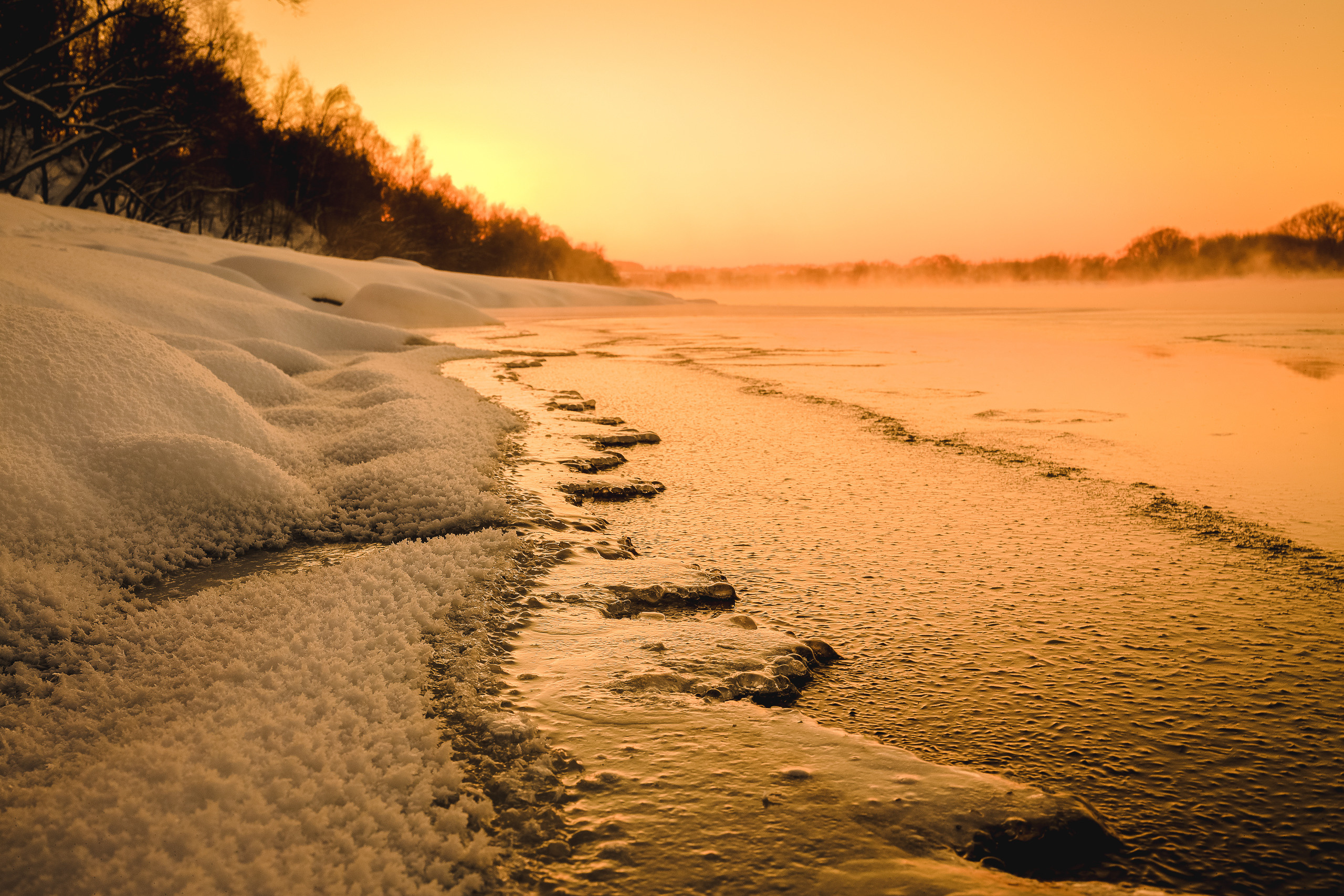 Зимний закат на реке Москва в сильный мороз
