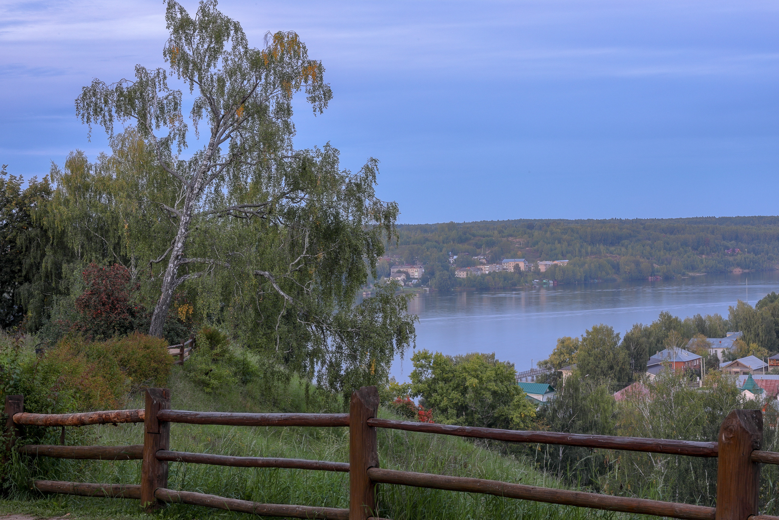 Плес, вид на Соборную гору и Волгу летним вечером