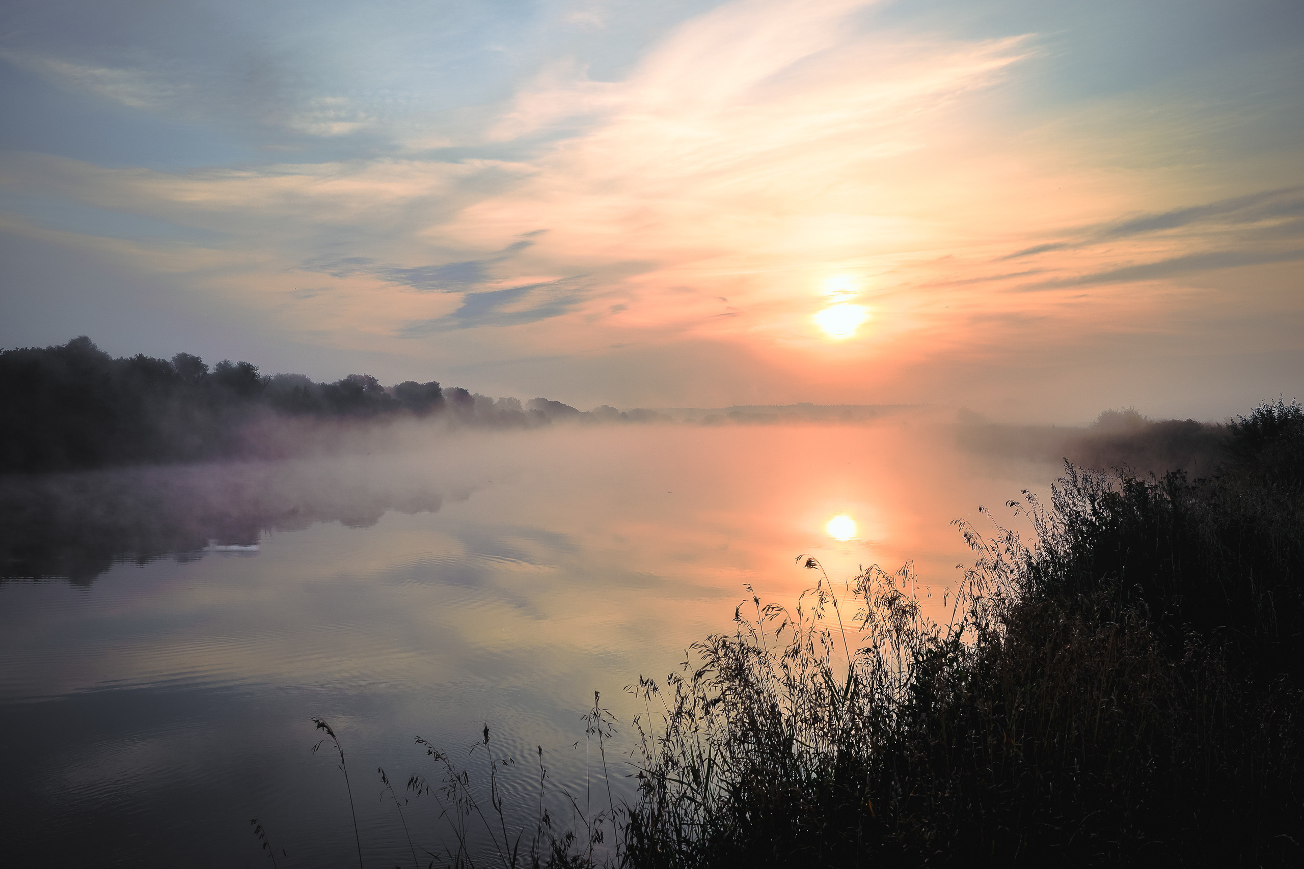 Туманный рассвет на реке Москва. Moscow river sunrise
