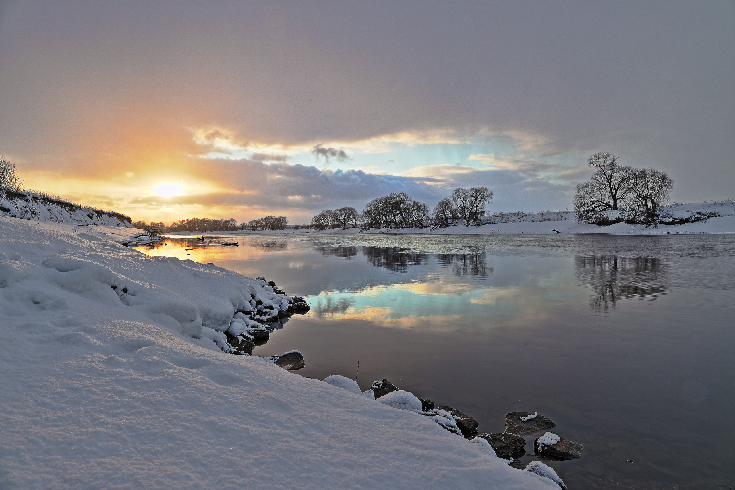Умиротворение на закате зимней реки Москва