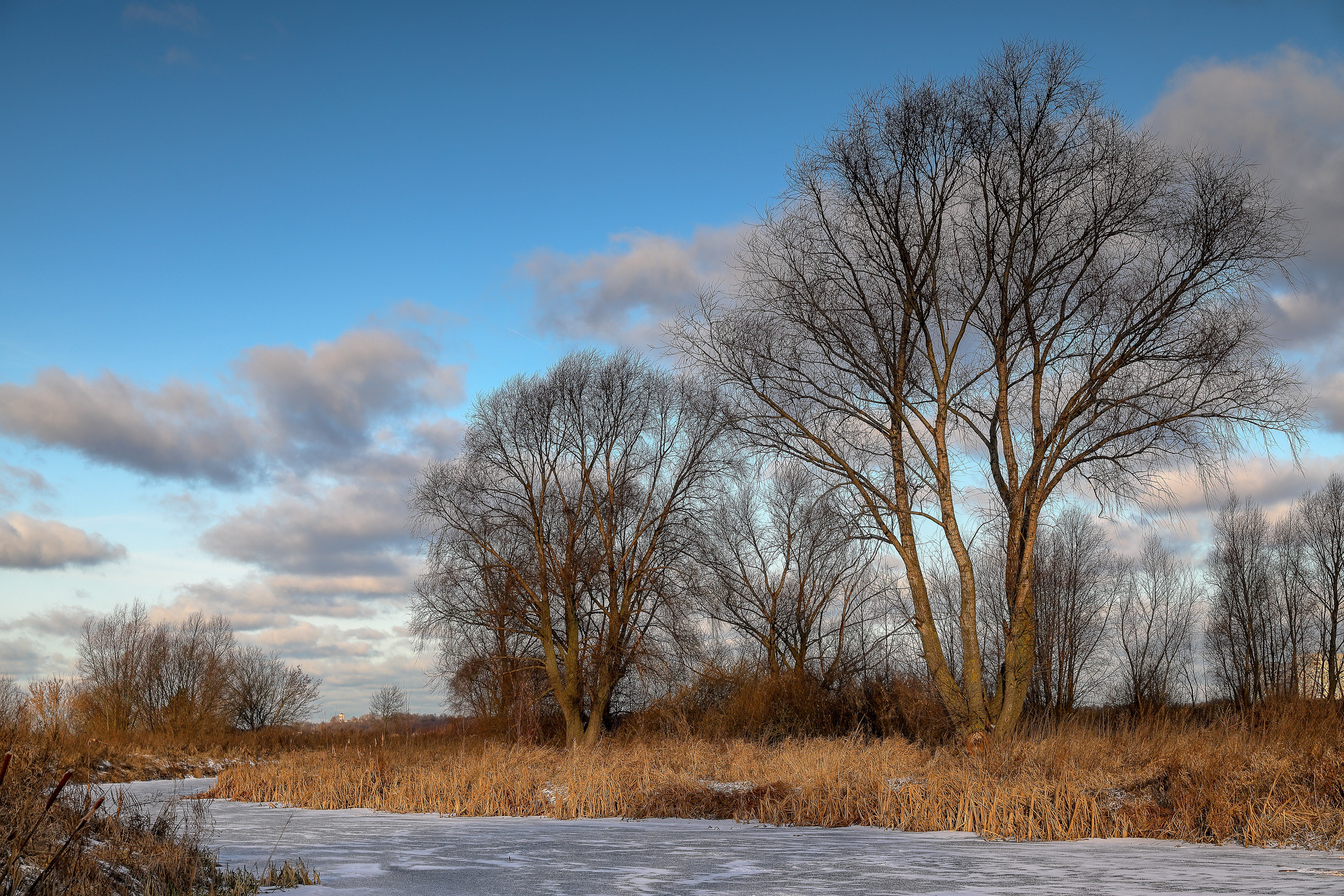 Река Быковка покрытая льдом в солнечный зимний день