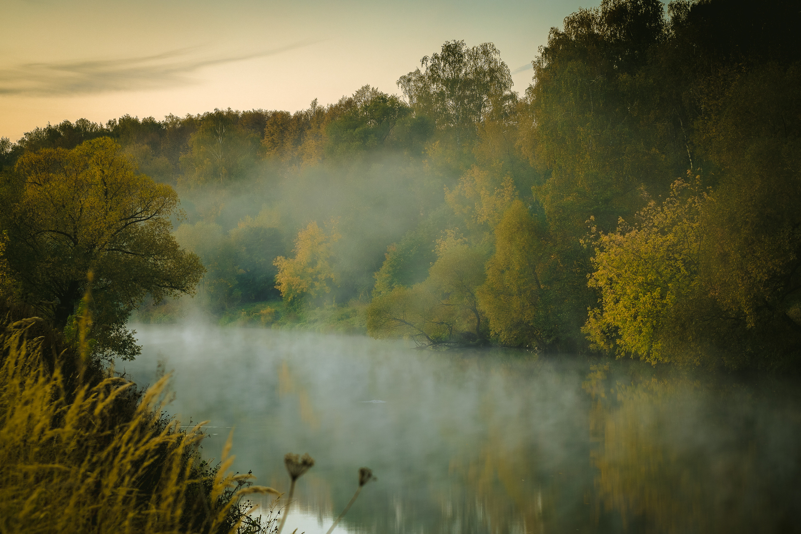 Река Пахра осенью окутана рассветным туманом