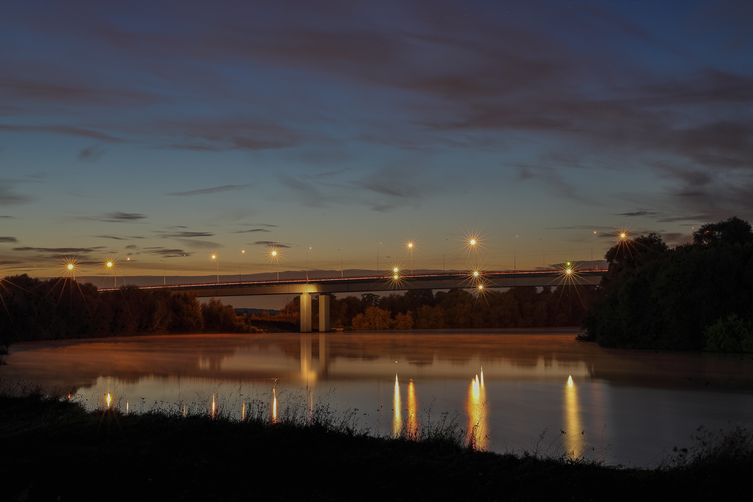 Мост в Жуковском через реку Москва поздним вечером