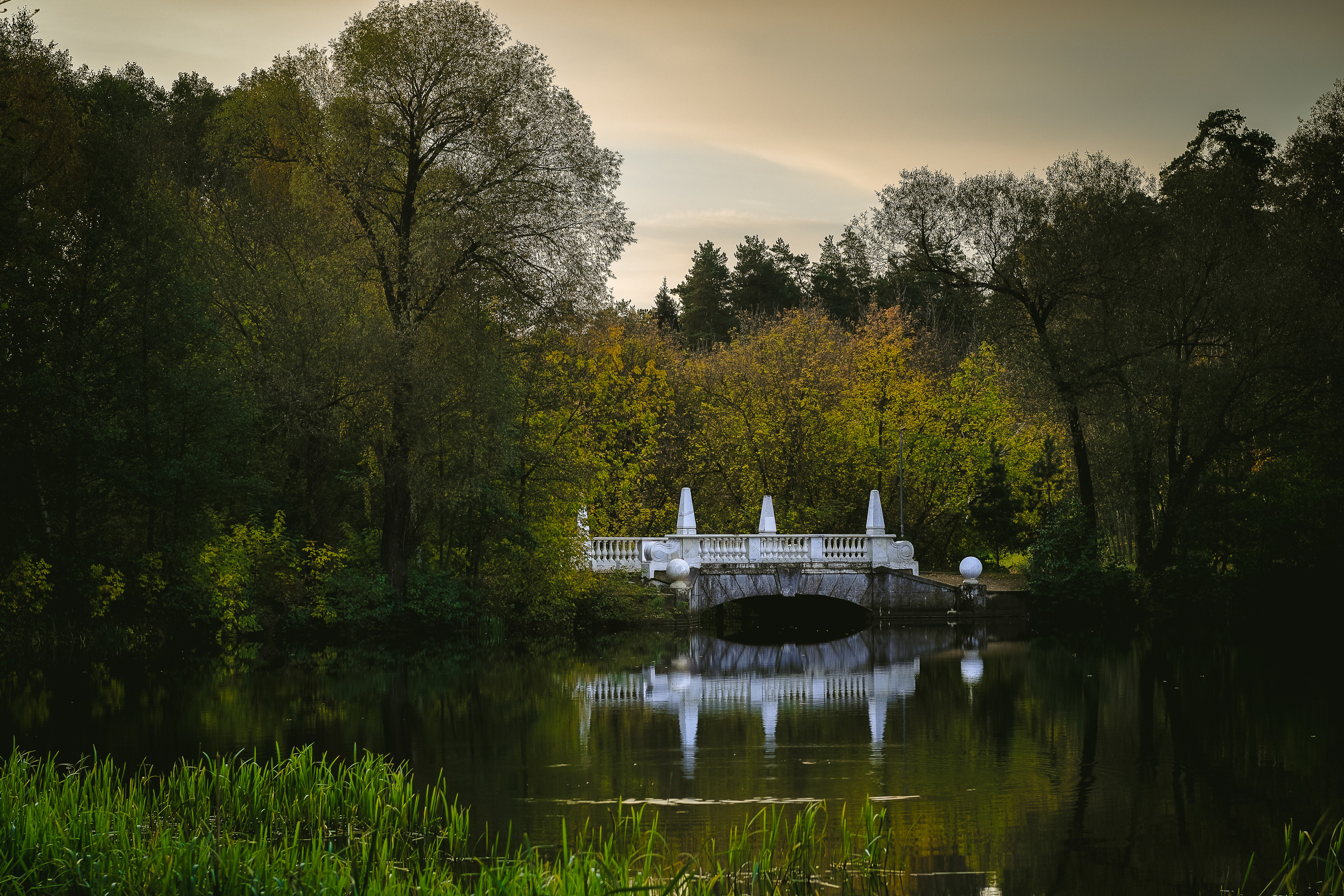 Мраморный мост на озере Кратово осенью