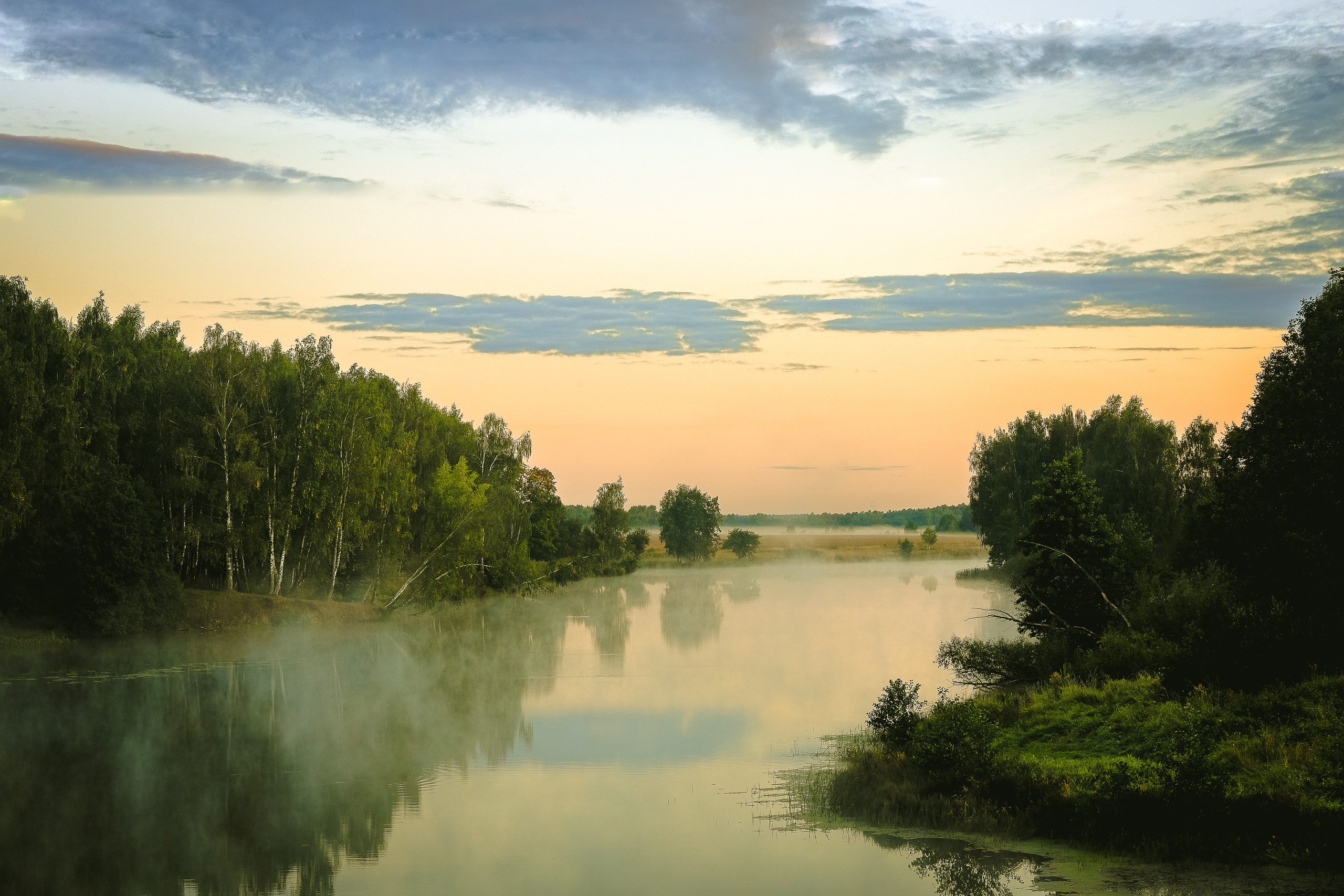 Туманный рассвет в начале осени на реке Жданка